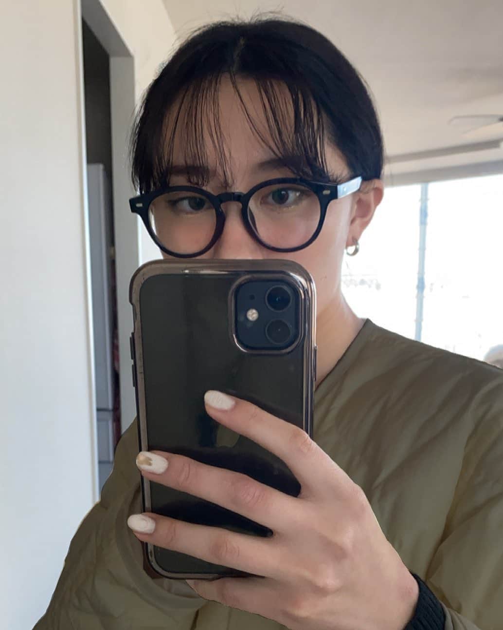 藤戸友香のインスタグラム：「_ 前髪を前に持ってきてみた。 黄色のアイシャドウを涙袋作ってみた。 オレンジチーク顔の中心に塗ってみた。 セルフネイルしてみた。」
