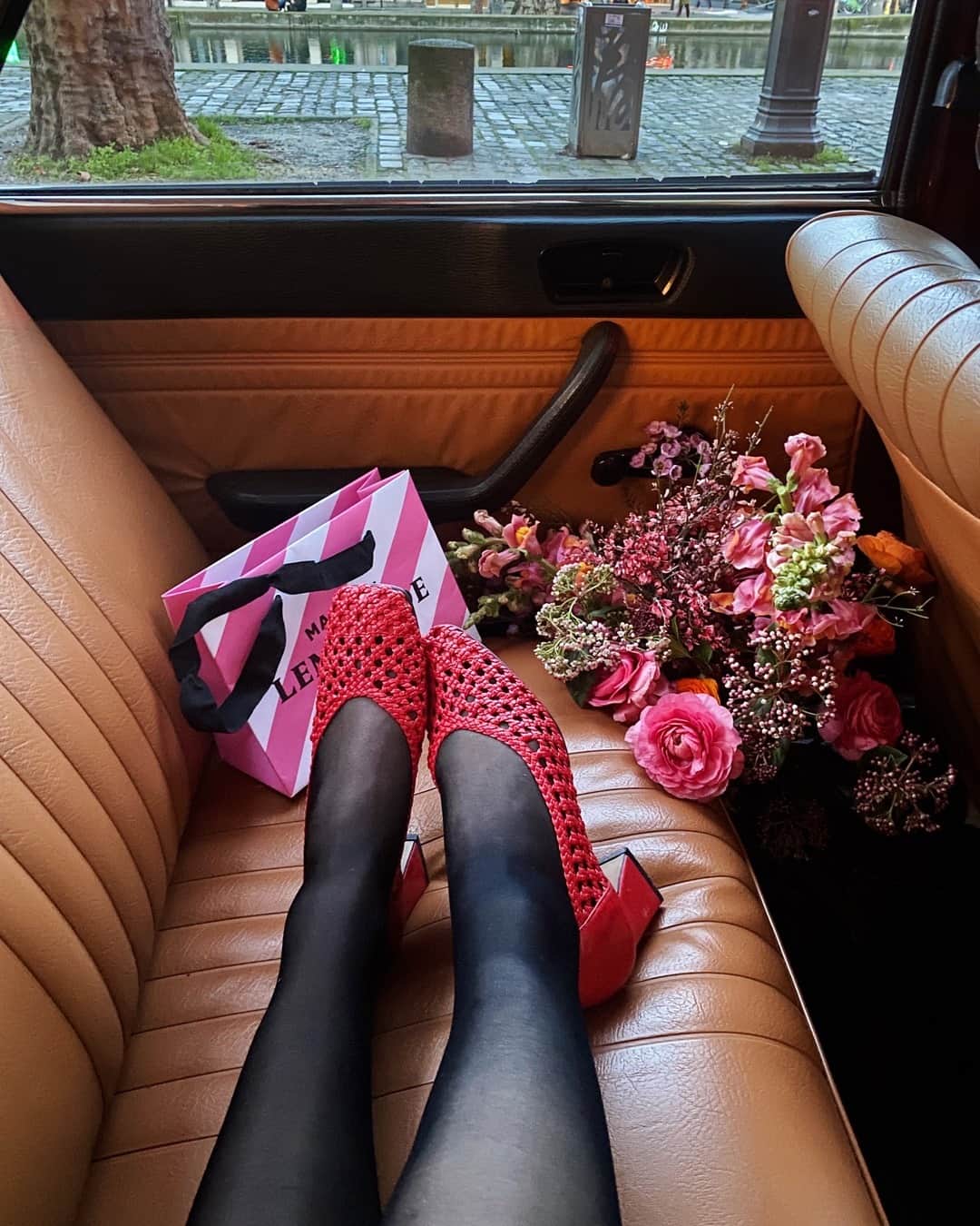 lisa gachetさんのインスタグラム写真 - (lisa gachetInstagram)「Des Régine, un bouquet et une #Evachenpose dans une Peugeot 204. Le combo parfait pour bien démarrer le week-end⠀⠀⠀⠀⠀⠀⠀⠀⠀ ⠀⠀⠀⠀⠀⠀⠀⠀⠀  📸 @lisagachet 🍋 #makemylemonade #flowerremedy」2月26日 20時27分 - makemylemonade