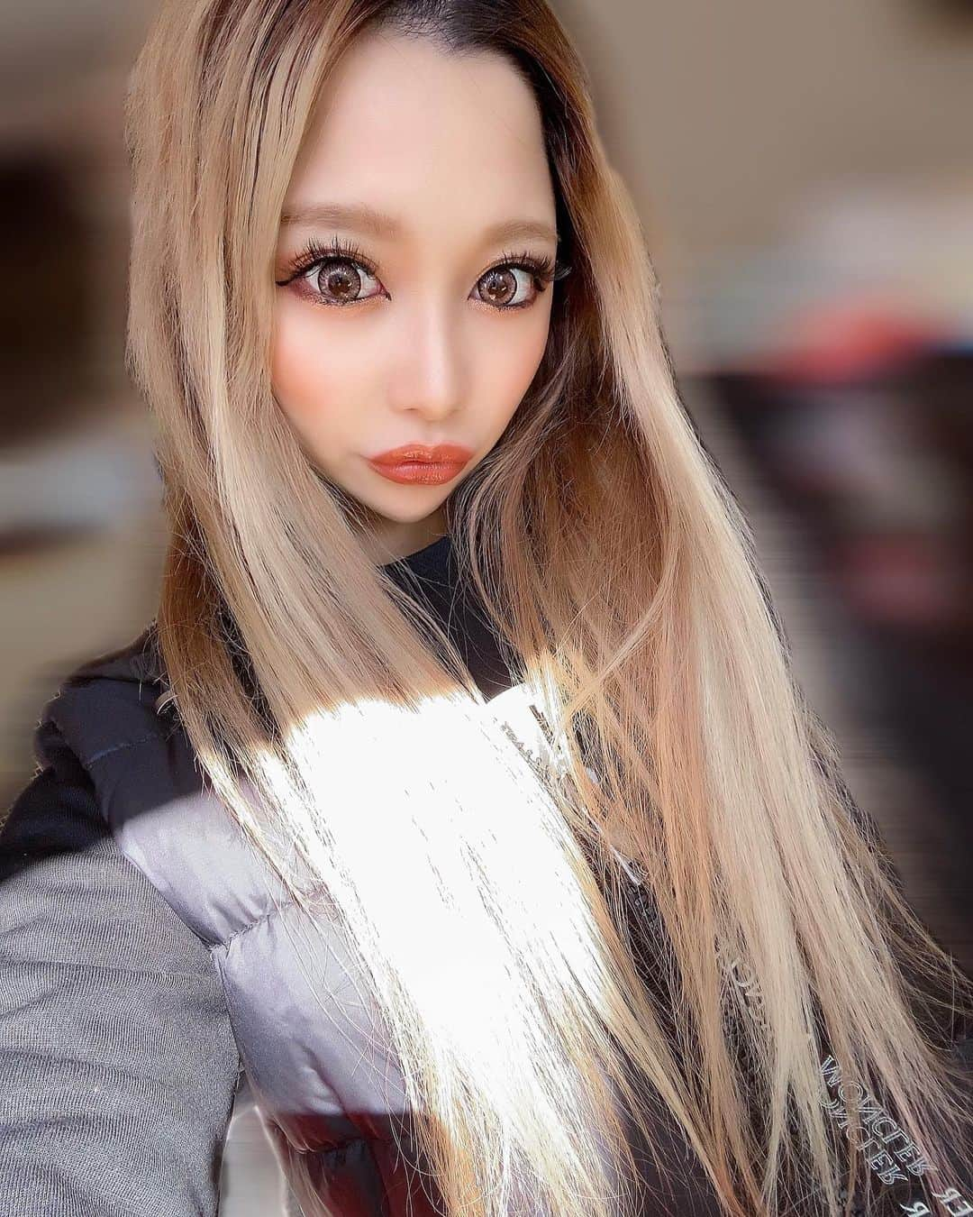 まいちゃんのインスタグラム：「. ２ヶ月美容院行けてないから 早く綺麗にしてもらいたい🥺✨ . ほぼ毎日帽子被って 見送り👦🏼するから ぷりん気にしなさすぎた😂💦 . 新しい化粧品も色々買ったし 美意識あげていこ⤴︎ . . #selfie」