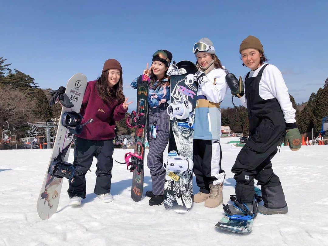 八軒あやねのインスタグラム：「ドタバタgirlsスノーボーダー🏂💓 皆んなでワイワイ楽しかった🥰 終始爆笑🤣 . 少しだけスノーボードできるようになりました🤏 嬉しい😚 . . . #ドタバタgirlsスノーボーダー　#スノーボード　#スノーボーダー　#スノボ　#スノボー #スノボ女子 #スノボー初心者 #スノボ初心者　#スノボー女子 #六甲山スノーパーク #六甲山　#burton #ride」