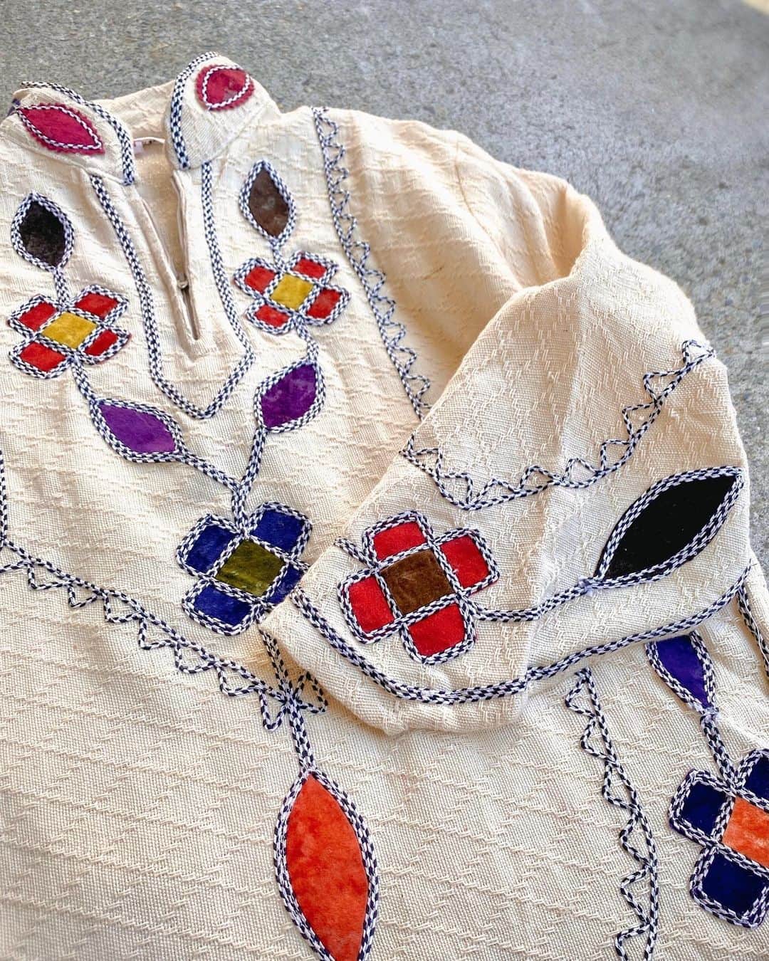Chief used&vintageのインスタグラム：「“1970s Embroidery Cotton Blouse “  70sの刺繍ブラウス。 フロントと袖がラウンドのカッティングになっています。ジップの立ち襟もヒッピーライクなエッセンス。 ガーリーだけにとどまらない、こだわりのディティールがこっそり詰め込まれている1着です。 オンラインストアにも掲載しております。」