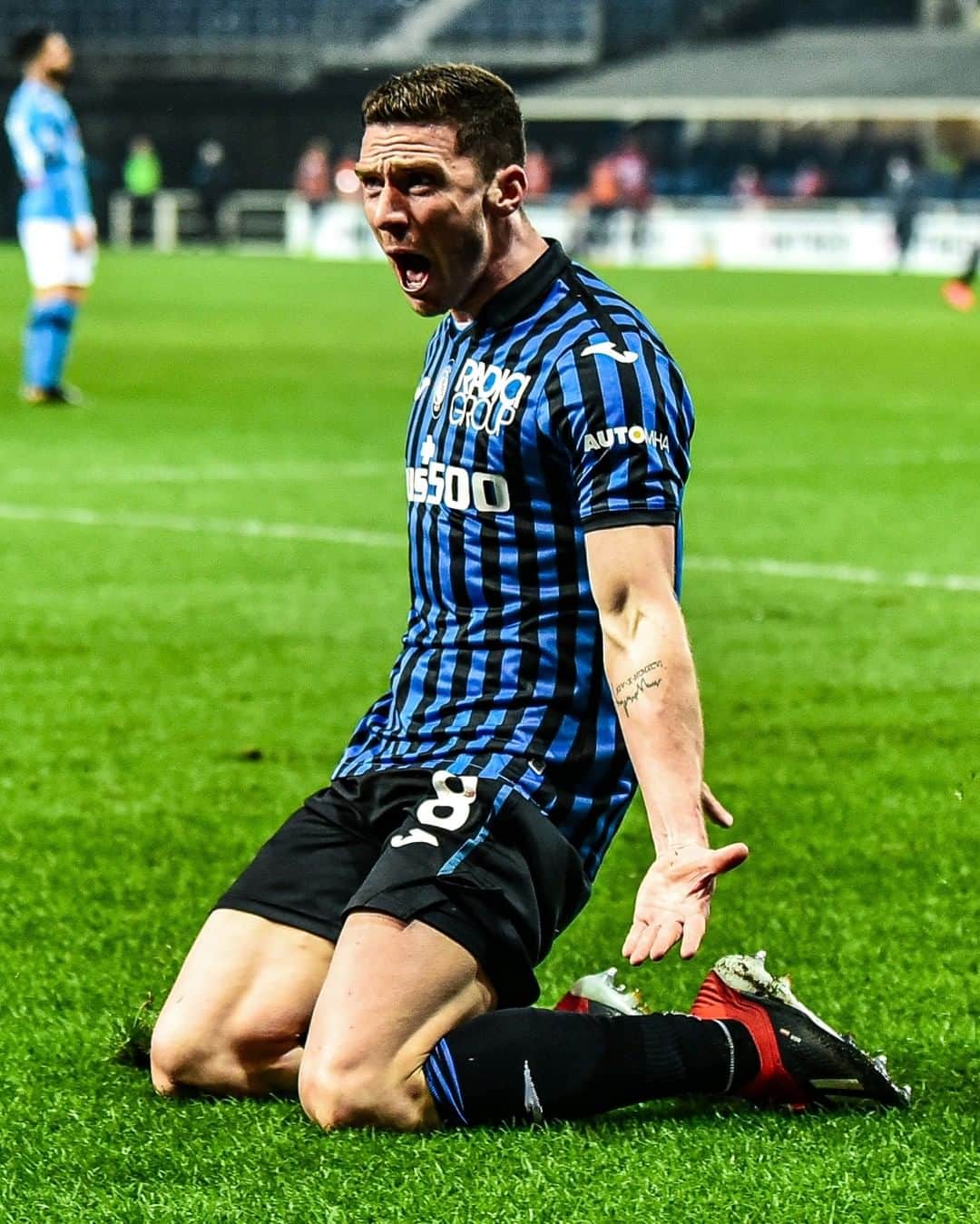 アタランタBCのインスタグラム：「In scivolata verso un nuovo weekend di @seriea 🤟 Sliding into a new #SerieA weekend like... 🧎‍♂️ ⠀ #FridayFeeling 🤩 #GoAtalantaGo ⚫️🔵 #Atalanta #BergAMO #ForzaAtalanta」