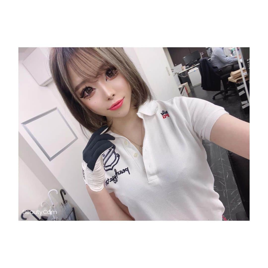 花園雪妃のインスタグラム：「‪‪❤︎‬﻿ ﻿ まやと撮影してきたよんっ🥺💗﻿ ﻿ 今日は指名出勤になります！﻿ じゃんじゃん連絡してくださ〜い☎️✌️﻿ ﻿ #meisbar#RAVI#girlsbar#メイズバー#ラビー#ガールズバー#ニュークラ#ホステス#キャバ嬢#キャバクラ#ホスト#メンパブ#北海道#札幌#すすきの#歌舞伎町#六本木#銀座#錦#北新地#中洲#lfl#followforfollowback#ギャル#花園雪妃#ゆき#美乳#色白#ショートヘア#コロナに負けるな」