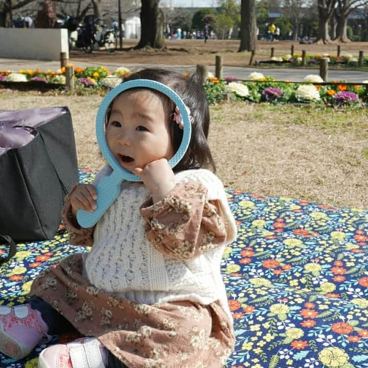 二條満月のインスタグラム：「公園でのひとコマ📸 ジャストフィット！！😆✨笑  #1歳 #1月生まれ #女の子ベビー #女の子ママ #成長記録 #公園散歩 #公園フォト #赤ちゃんのいる暮らし #赤ちゃんのいる生活 #新米ママ #スマイル育児 #ままのて #ベビフル #petitmain #petitmainコーデ」