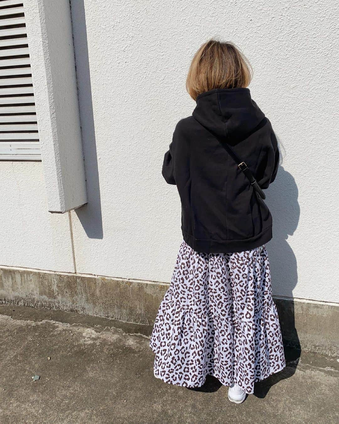 annaさんのインスタグラム写真 - (annaInstagram)「. . このレオパードロンスカ 夏にキャミとビーサンと合わせて着たら 可愛いんだろーなー😍❤️❤️ と想像しながらまだ寒いから春前仕様。笑 パーカーと合わせるのも好きだよ✌︎ . . 昨日に続き @sandlessmoon の 新作だよー🤎！ 可愛いよね🥰🌸 . . 在庫分は完売しちゃったっぽいけど さっき見たら予約販売してたよ😍♡ 最近スカートが気になる✌︎✌︎ . . tops ⋆ @moussyofficial  skirt ⋆ @sandlessmoon  bag ⋆ @celine  shoes ⋆ @nike  . . #春コーデ#パーカーコーデ#ロンスカ#レオパードスカート#スニーカーコーデ#スニーカー女子#大人カジュアル#オトナカジュアル#ゆるコーデ#シンプル#シンプルコーデ#モノトーンコーデ#Nike#airmax#ショートボブ」2月26日 20時32分 - 12anna23