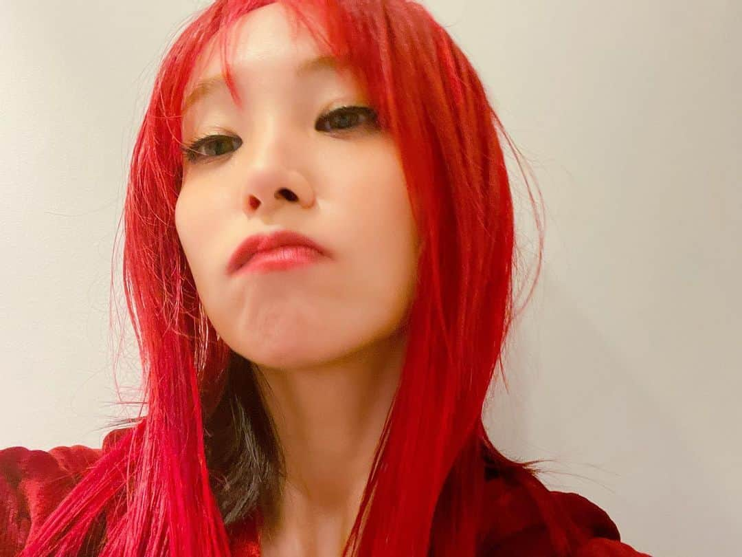 LiSAさんのインスタグラム写真 - (LiSAInstagram)「光の当たり方によって全然違うけど頭真っ赤🔴🍅 りかさんに直してもらったばっかだけど、撮影だったから今朝自分で追いフラミンゴした🦩　@rica406」2月26日 20時32分 - xlisa_olivex