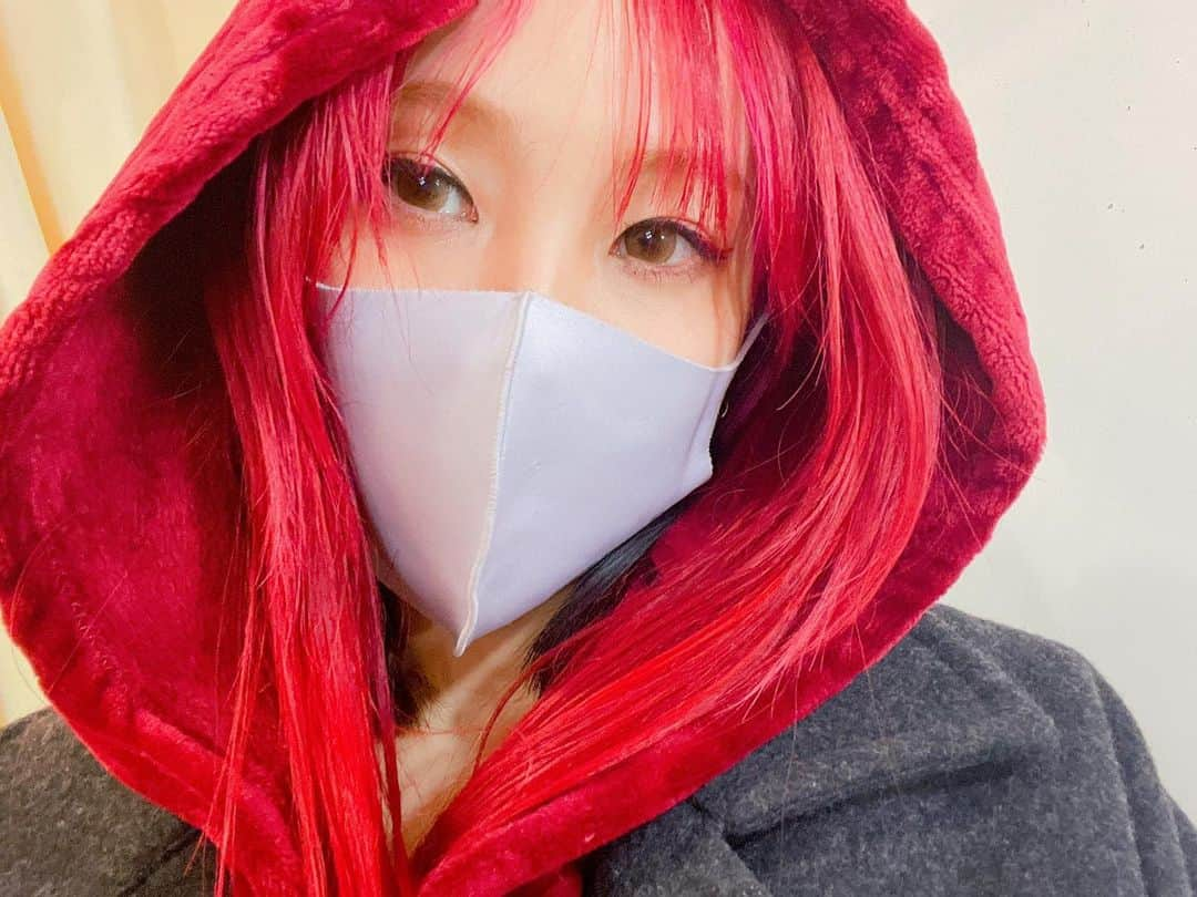 LiSAさんのインスタグラム写真 - (LiSAInstagram)「光の当たり方によって全然違うけど頭真っ赤🔴🍅 りかさんに直してもらったばっかだけど、撮影だったから今朝自分で追いフラミンゴした🦩　@rica406」2月26日 20時32分 - xlisa_olivex