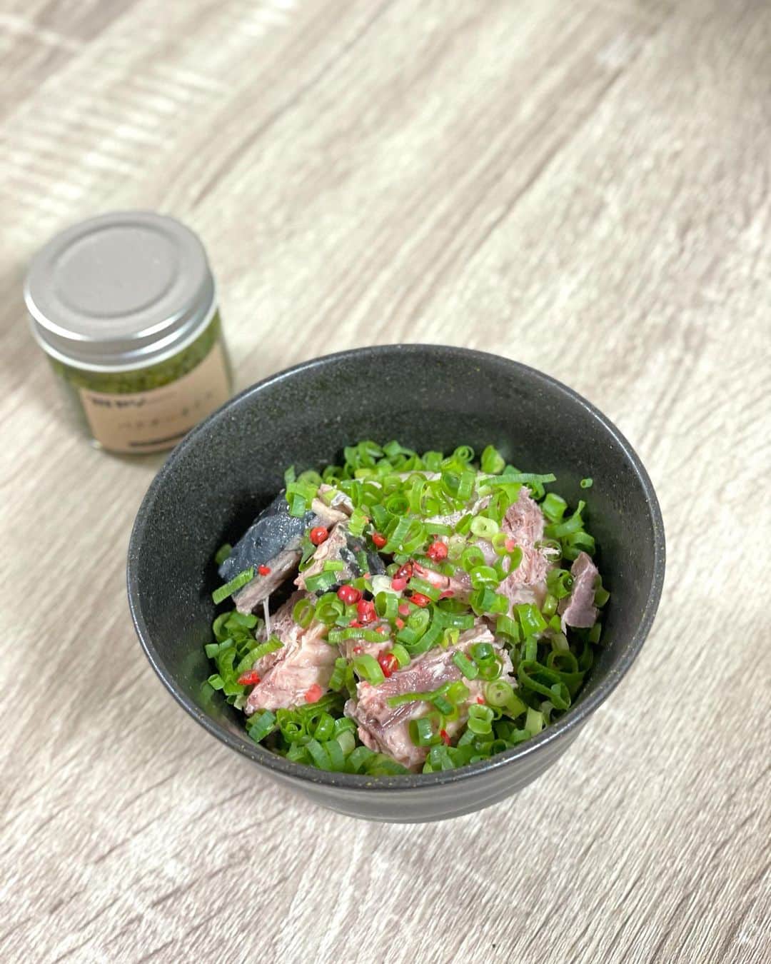 のインスタグラム：「—— #松本食堂 ——﻿ ﻿ 【 鯖缶のネギまみれ丼 】﻿ ﻿ 鯖水煮缶はやっぱ優秀で最強アイテム‼️﻿ シンプルにそのまま食べるくらい好きで重宝しまくり🥫﻿ *﻿ *﻿ 魚が特に好きなので普段から魚を多く食べて﻿ 良い脂であるEPAやDHAを積極的に摂っています🐟﻿ *﻿ *﻿ 特に今週は魚週間に意図的にしていて﻿ 肉ではなく魚で鯖缶、鮭缶、焼き魚などにしてます！﻿ *﻿ *﻿ 鯖缶レシピで特におすすめはスパイスカレー🍛﻿ 前にも載せたことあるけど﻿ 今度作りながらライブしても良いかもですね。﻿ *﻿ *﻿ 今日はネギまみれの鯖が最高。﻿ オートミールを米化させてから盛り付け、﻿ 食べながら至高の追いパクチーオイルで旨すぎ😉﻿ ﻿ — 🧑🏼 ⓢ ㊹ 🍽 ———﻿ #鯖缶 #鯖缶レシピ #オートミール #オートミール米化 ﻿」