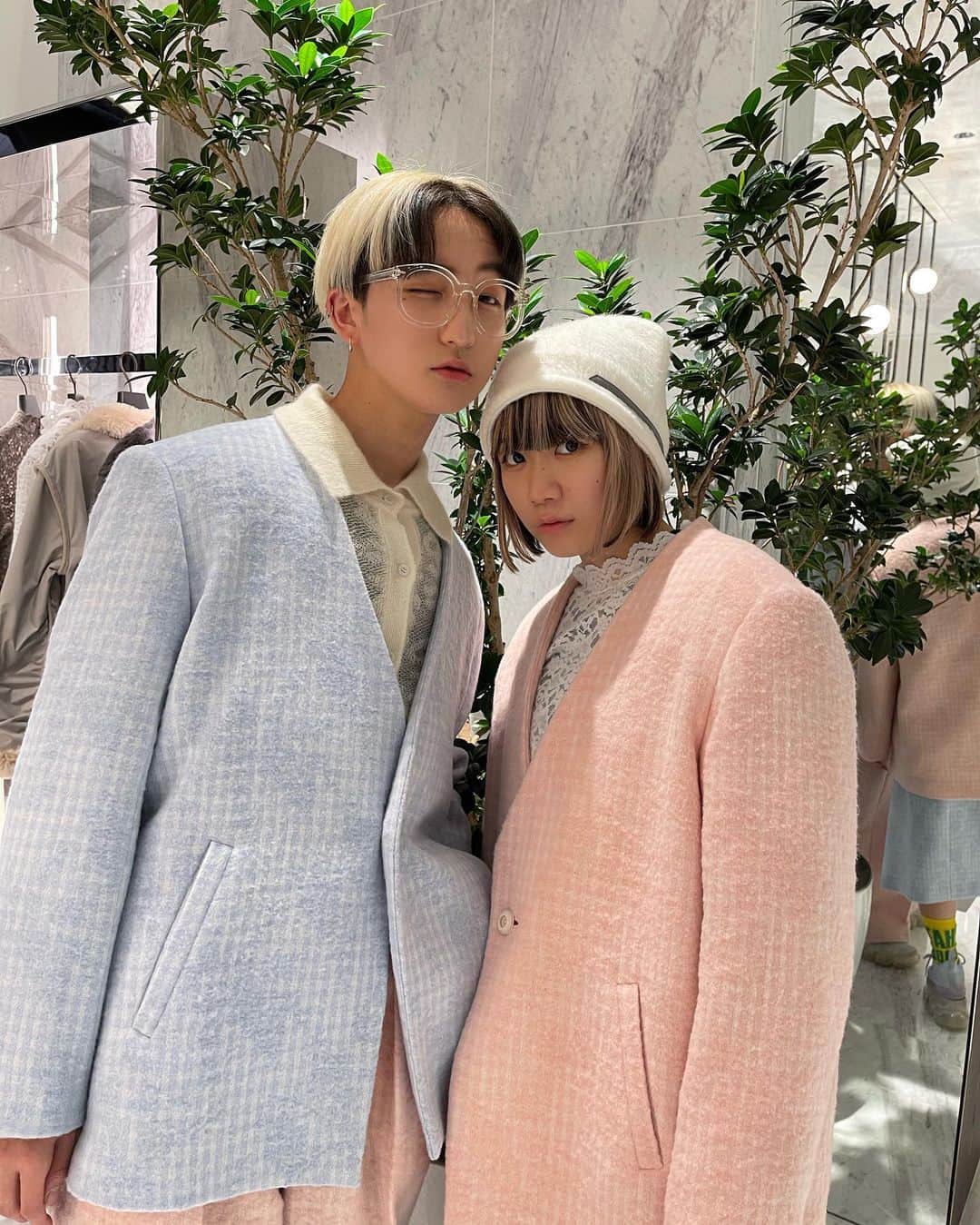 のインスタグラム：「@maison_ayame 💘  全13ブランド合同展示会 一気に繊細な物見続けたら 目と心が死ぬほど潤った🥺  @shin1551 さんありがとうございました❤️ ほんとに数々のブランドを知ることが出来て 詳しく説明して下さるおかげで どんどん服を好きになるし楽しくなる😭」