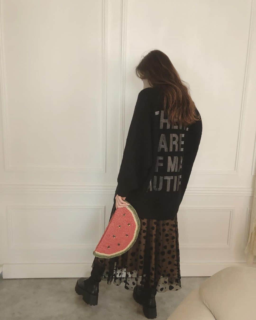 のインスタグラム：「🍉 ⸝⋆* Summer is coming soon...  #shooting #mikachuworld #outfit #ootd #blackcode #watermelon #春ニット #オールブラック #ビッグシルエット #同系色コーデ #スイカ #ブラックコーデ」