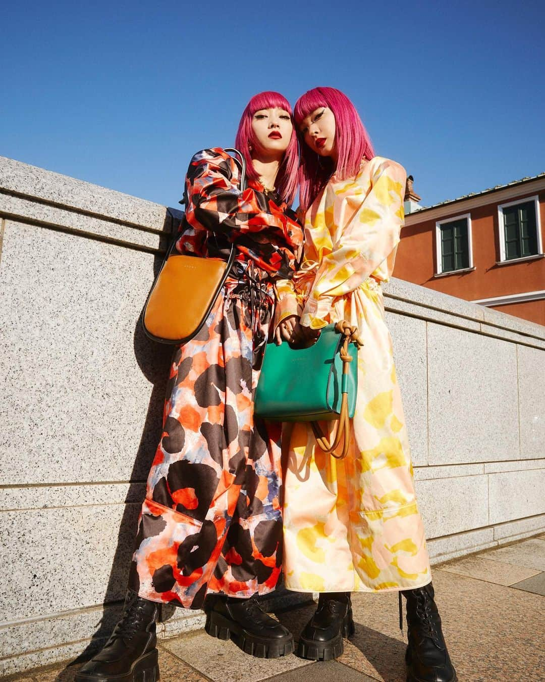 AMIさんのインスタグラム写真 - (AMIInstagram)「AMIAYA STREET SNAP vol.3 @marni 💚 パターンが素敵な色違いのワンピースでツインルック👗👭 21時半〜と深夜2時半〜Collectionが公開されるよ🌹  photo by @p.hayato   #AMIAYASTREETSNAP #lovefashion_loveyourself  #amiayaの勝手にオフランウェイ #marni #digitalshow」2月26日 20時42分 - amixxamiaya