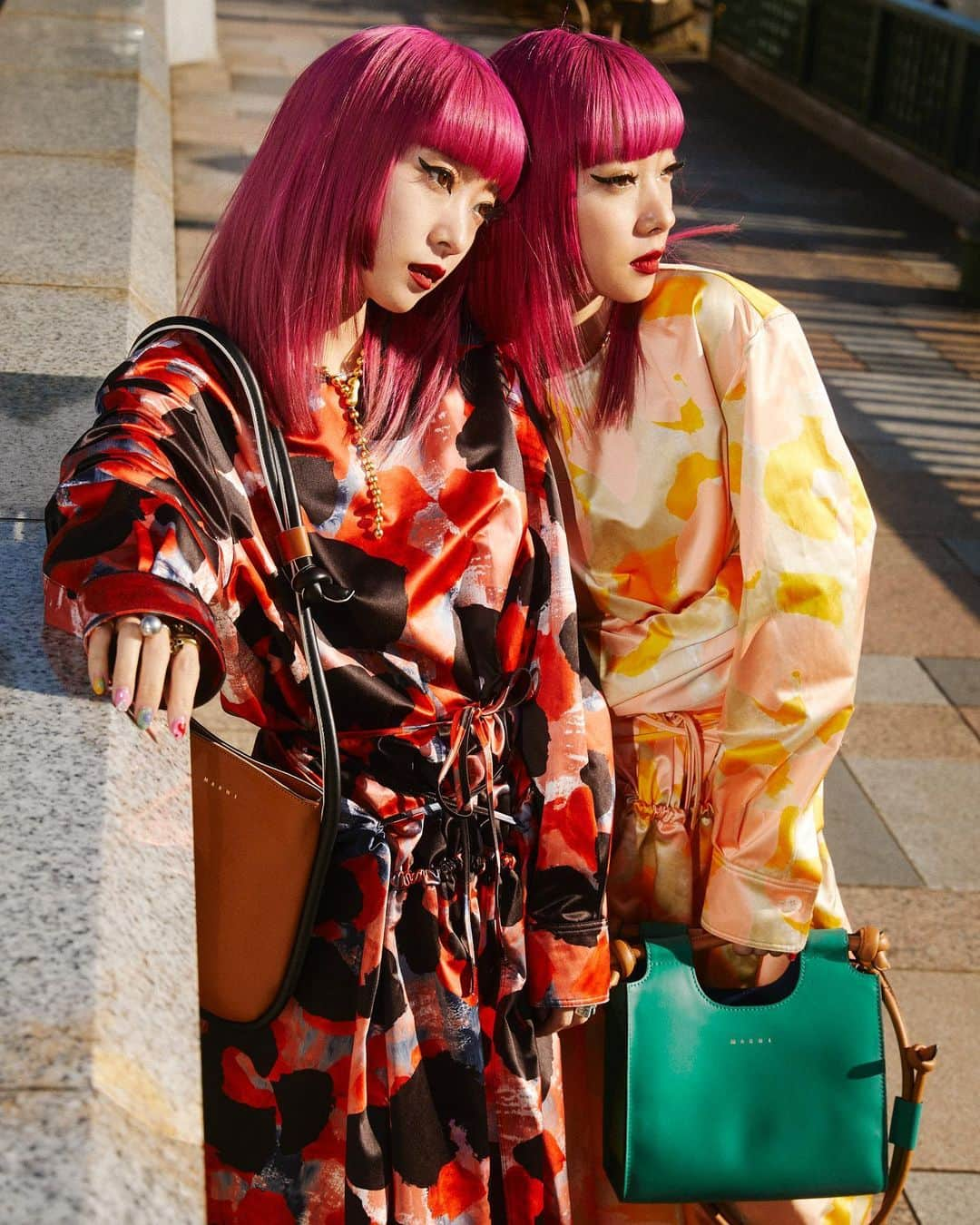 AMIさんのインスタグラム写真 - (AMIInstagram)「AMIAYA STREET SNAP vol.3 @marni 💚 パターンが素敵な色違いのワンピースでツインルック👗👭 21時半〜と深夜2時半〜Collectionが公開されるよ🌹  photo by @p.hayato   #AMIAYASTREETSNAP #lovefashion_loveyourself  #amiayaの勝手にオフランウェイ #marni #digitalshow」2月26日 20時42分 - amixxamiaya