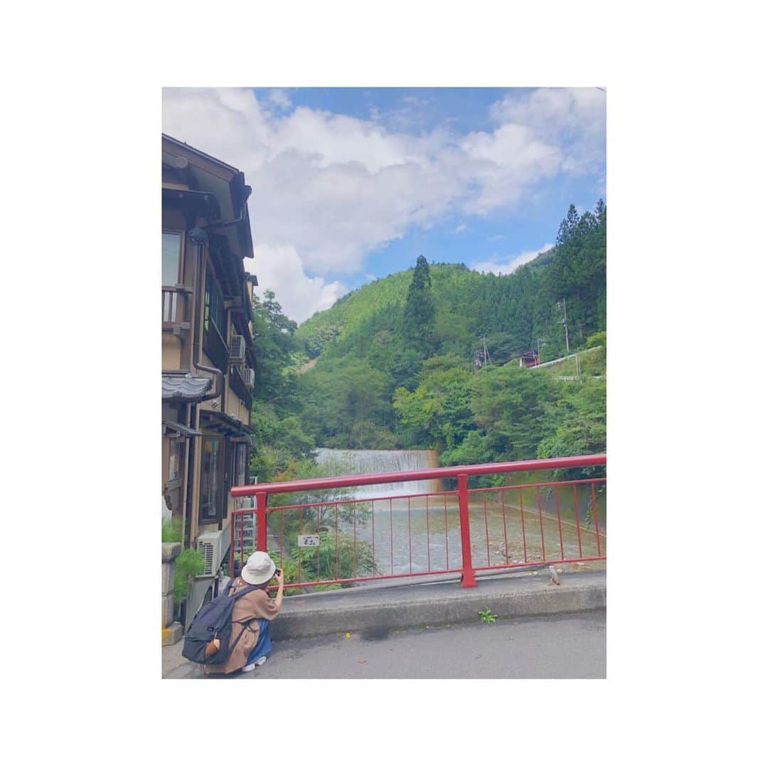 朝日花奈のインスタグラム：「『千と千尋の神隠し』のモデルの一つと言われてる温泉旅館!♨️  あの橋♡  「私が時間を稼ぐ！」🌸  初めてのパッククラフトは 難しかったけど 湖がすごく綺麗で楽しかった！ 次の日、腕はパンパン、、笑  自然がいっぱいで #川魚 も美味しかった☺︎  #ジブリ #ghibli #千と千尋の神隠し #千尋の神隠しの舞台 #ジブリの世界 #昭和レトロ #温泉旅館 #温泉 #温泉旅行 #温泉女子 #onsen #四万温泉 #群馬県 #中之条 #群馬旅行 #群馬観光 #四万湖 #パックラフト #カヌー #自然」