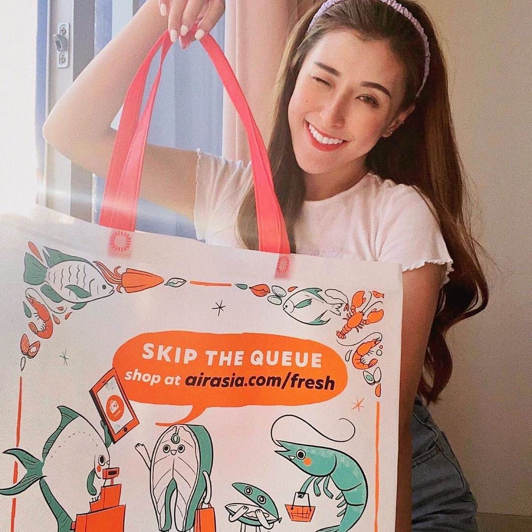エアアジアのインスタグラム：「#GoRed with airasia delivers this Chinese New Year!🧧  Let's stock up on produce and fresh veggies 🥬 from @airasiafresh!  📦 FREE DELIVERY 📦 for orders over RM 28*   Download airasia, The Asean Super App, or order here https://air.asia/Yri4J __________ *T&Cs apply. Promo is applicable in Klang Valley only. Launching in more cities soon.  Cover photo by: @celesteelim」