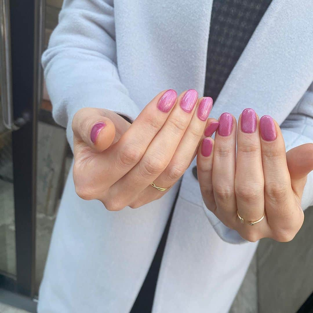 Kana Kobayashiさんのインスタグラム写真 - (Kana KobayashiInstagram)「#pink #magnet #🧲 #キラキラピンク #ワンカラーネイル #シンプルネイル #ネイル #nails #マグネットジェル」2月26日 20時36分 - anela_kana