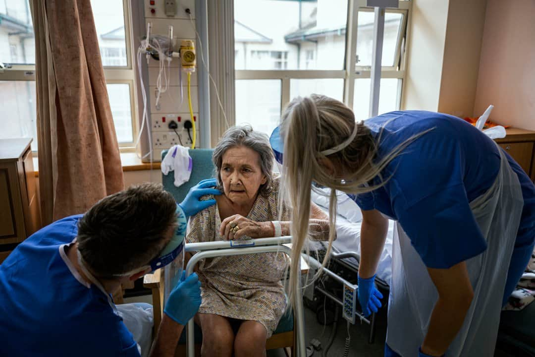 ナショナルジオグラフィックさんのインスタグラム写真 - (ナショナルジオグラフィックInstagram)「Photo by @lynseyaddario / COVID-19 patient Joan Heaton, 78, rests while doing physical therapy in the COVID ward of the Blackpool Victoria Hospital in Blackpool, England, on June 17, 2020.  One year and over 112,000 deaths into the coronavirus pandemic in the United Kingdom, the UK has one of the highest COVID-19 death tolls per one million population in the world. The UK government is in a race to vaccinate its population, and is one of the leading countries worldwide to do so, with more than 12 million people vaccinated already, roughly 23 percent of the adult population, according to gov.uk and the Office of National Statistics.」2月26日 20時39分 - natgeo