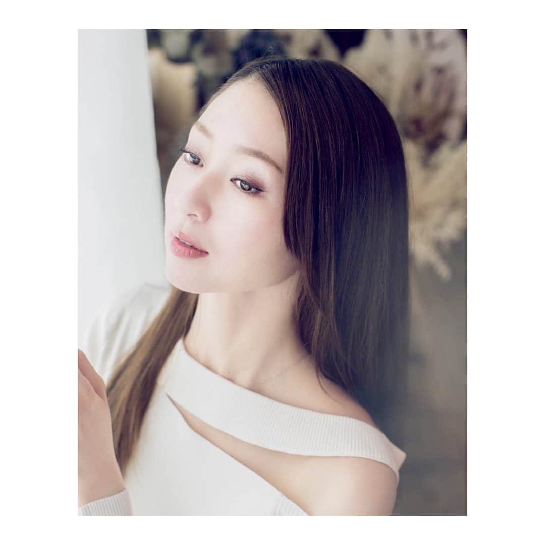 のインスタグラム：「明日2/27(土)19:00〜 インスタライブします♫  今回はこのメンバーで… @yukako_saqua  @maiko_kirara   ゆかことまいこと3人でやります💪  今回はずっとやってみたかった、『パーソナルカラー診断』と『骨格診断』をゆかこ先生にやってもらいますー🌈  ゆかこはこの２つの資格を取得していて、前からやってもらいたくてこんなに何度も会ってるのにちゃんとしてもらうのは初めてだから嬉しい😍  と言うのも… 3月9日から日比谷シャンテにて『POPUP SHOP』が開催されるのですが、その時に毎日隣の場所でOGの色々なイベントをやっているのですが、そこでゆかこのカラー診断と骨格診断が皆様も受けれるイベントがあるんです❤️  これは絶対オススメ✨ 普段なかなかやってもらえないしこれを知ると、ファッションやメイクや色々な場面で自分の似合うカラーや形がわかるから一度はやりたいですよね(^○^)  イベントは人数制限もあるので、お早めにお申し込み下さいね！！  どんな感じかわからない…という方の為に明日実践してくれるので、是非気になる方は明日のインスタライブ見てから申し込みしてみてね😁  当日のイベントには、私も乱入する可能性大【DAI】だよ☃️笑  ちなみに今日は雪組初日ですね⛄️ 千秋楽まで皆様が健康でいられますように♡ みんなで応援しましょー☃️  では明日是非見てね👀  #パーソナルカラー診断  #骨格診断  #dineige #宝塚 #雪組 #日比谷シャンテ #popupshop」