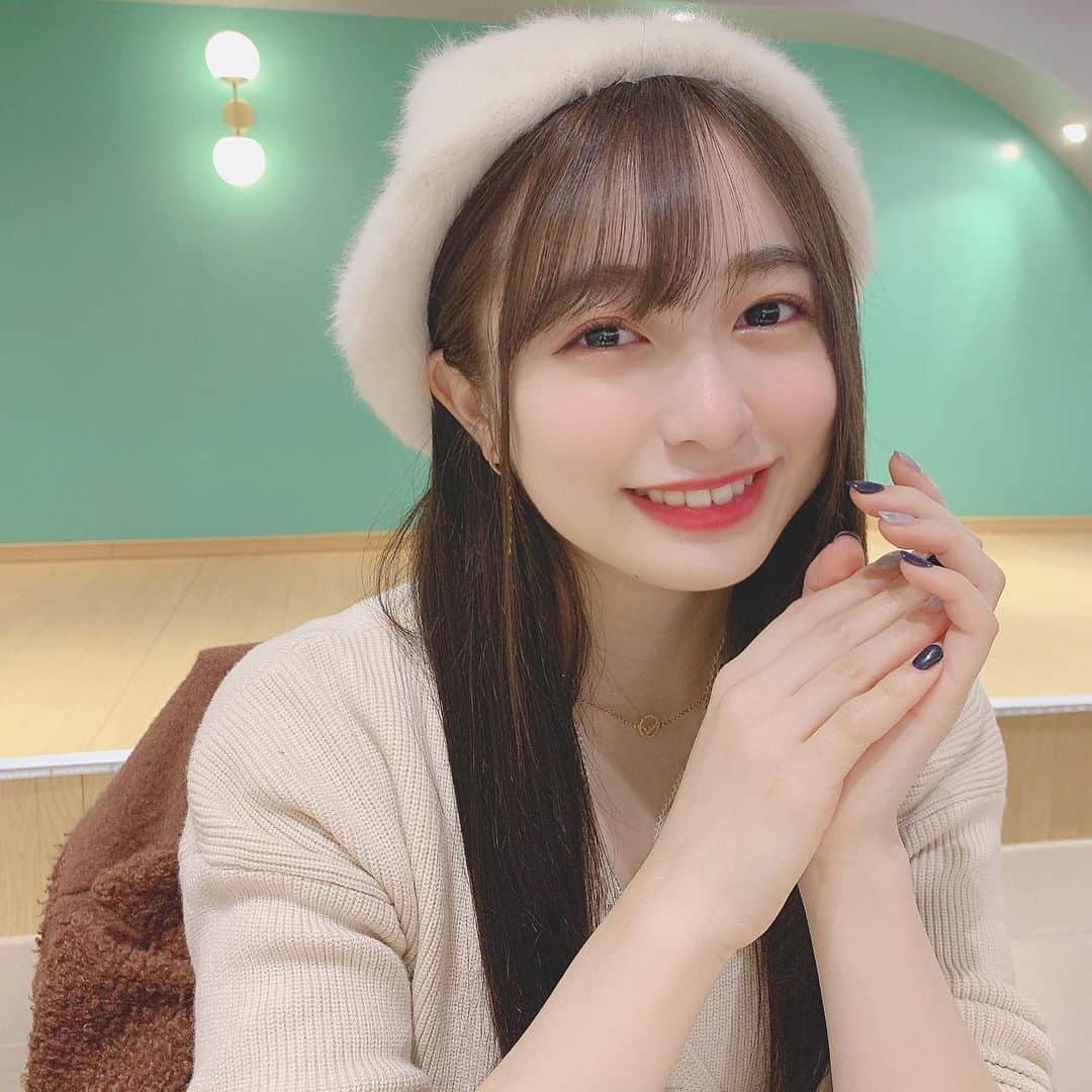 のインスタグラム：「. 白のふわふわベレー帽でっす とうめいかん、、、？ . . #ベレー帽女子 #冬デート #白コーデ #ふわふわ系女子」