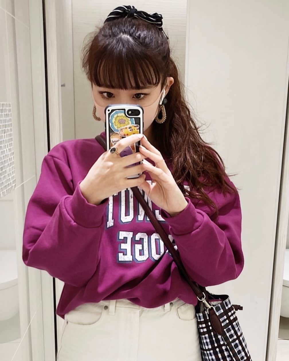 のインスタグラム：「花粉むりすぎてマツエク全部とった🥵🥵1年ぶりくらいのマスカラ🧠むずい。 🆕パーポー🙆‍♀️粗品が着てたcornell大学のチャンピオントレーナーは見つからず❗️」