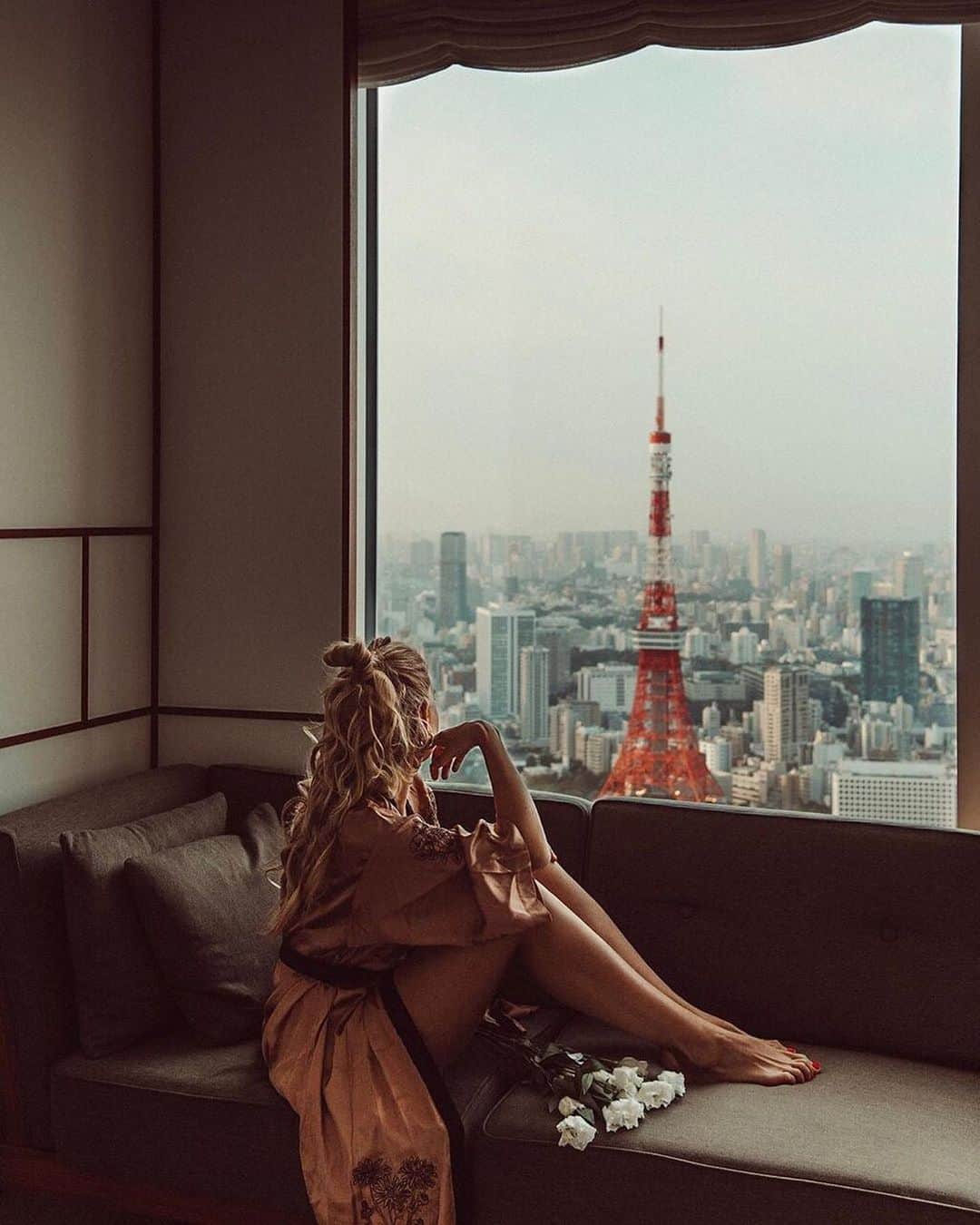 GENIC 公式インスタグラムさんのインスタグラム写真 - (GENIC 公式インスタグラムInstagram)「永遠のTOKYOのアイコン「東京タワー」を切り取る、おすすめスポットを紹介します。  1,2枚目： 虎ノ門エリアにある、5つ星ホテル「アンダーズ東京」。 特に人気があるフォトスポットは「アンダーズ ベイビュー スイート」という47階にある客室。 木の温もりを生かしたデザインの客室から、東京タワーと東京湾が一望できます。  3枚目： 徳川将軍家ゆかりの「増上寺」。 600年以上の歴史を持つお寺は、東京タワーとコラボが楽しめるスポットです。 桜の名所としても知られるお寺で、春になると桜とお寺、東京タワーの3つが揃ったTHE JAPANな風景を見ることもできます。  4枚目： 東京タワーの南側にある、地下駐車場の階段。 SNSで人気となったフォトスポット。東京タワーから歩いていけるのでオススメです。 通行人の邪魔にならないよう、譲り合いながら撮影しましょう。  東京タワーは、今回紹介した以外にもたくさんのフォトスポットがあります。 東京を観光すると至ることろで見えるインターナショナルオレンジと白のカラー。とってもキュートなランドマークは、いつまでも愛される東京のアイコンです。  Photo @life_in_tokyo , @ofleatherandlace , @stephelsewhere , @twopinacoladastogo」2月26日 20時50分 - genic_mag