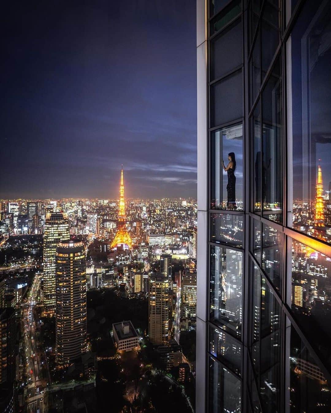 GENIC 公式インスタグラムさんのインスタグラム写真 - (GENIC 公式インスタグラムInstagram)「永遠のTOKYOのアイコン「東京タワー」を切り取る、おすすめスポットを紹介します。  1,2枚目： 虎ノ門エリアにある、5つ星ホテル「アンダーズ東京」。 特に人気があるフォトスポットは「アンダーズ ベイビュー スイート」という47階にある客室。 木の温もりを生かしたデザインの客室から、東京タワーと東京湾が一望できます。  3枚目： 徳川将軍家ゆかりの「増上寺」。 600年以上の歴史を持つお寺は、東京タワーとコラボが楽しめるスポットです。 桜の名所としても知られるお寺で、春になると桜とお寺、東京タワーの3つが揃ったTHE JAPANな風景を見ることもできます。  4枚目： 東京タワーの南側にある、地下駐車場の階段。 SNSで人気となったフォトスポット。東京タワーから歩いていけるのでオススメです。 通行人の邪魔にならないよう、譲り合いながら撮影しましょう。  東京タワーは、今回紹介した以外にもたくさんのフォトスポットがあります。 東京を観光すると至ることろで見えるインターナショナルオレンジと白のカラー。とってもキュートなランドマークは、いつまでも愛される東京のアイコンです。  Photo @life_in_tokyo , @ofleatherandlace , @stephelsewhere , @twopinacoladastogo」2月26日 20時50分 - genic_mag