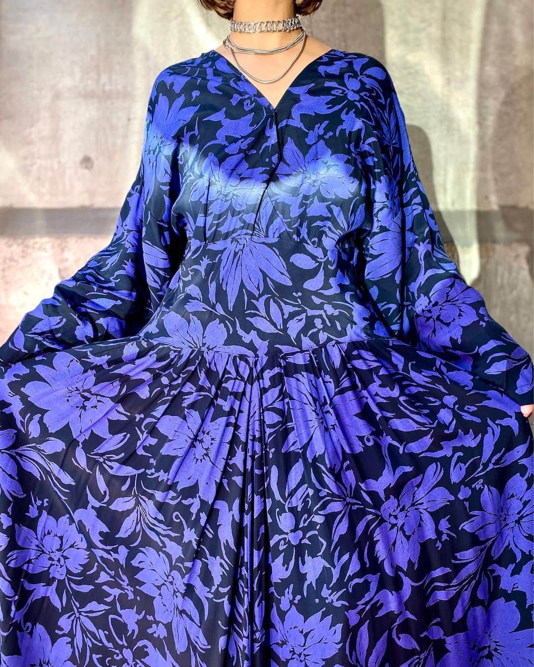 Chief used&vintageのインスタグラム：「“1980s Bicolor Floral Dress”  ダークブルーとブラックの潔いコントラストに惹きつけられる80sのマキシドレス。 力強いテキスタイルに女らしさ全開の甘いシルエット。 1着にぎゅっと詰め込まれたギャップにきゅん、とします。 それと、スニーカーでもヒールでもサマになるのは80sドレスの魅力ですね。オンラインストアにも掲載しております。」