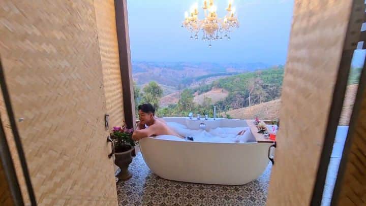 アイス・サランユーのインスタグラム：「The view  is breathtaking❤ ชี้พิกัด📌 ที่พักใหม่ ล่าสุด  ใน จ.น่าน @campsudkobfah  #สุดขอบฟ้า #campsudkobfah #น่าน #nan #เที่ยวทั่วไทยกับไอซ์ศรัณยู」