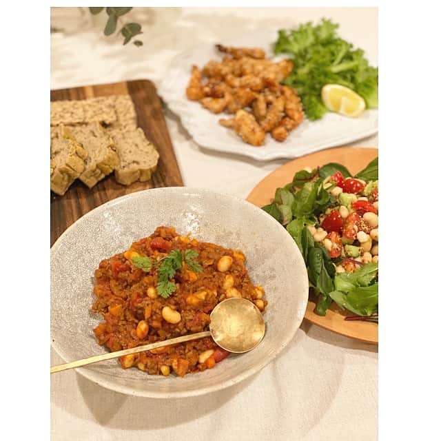 前田ゆかのインスタグラム：「今日の晩ごはんは 大豆メイン！  大豆のチリコンカン 大豆のマスタードサラダ ささみのレモン煮 大好きなカルディのクリスプブレッド グルテンフリーキヌア チリコンカンと相性が🙆‍♀️ 胡麻とおからのグルテンフリーパン  たくさん大豆を茹でたので作りました！ 余った大豆は酢醤油に漬けます✨  #おうちごはん #ばんごはんきろく  #maeyukareshipi  #グルテンフリーパン #gultenfree #無理なく続けられること  #大豆イソフラボン #今日はタンパク質たくさん #動物性タンパク質 #植物性タンパク質 #バランスよき #アミノ酸に食物繊維」