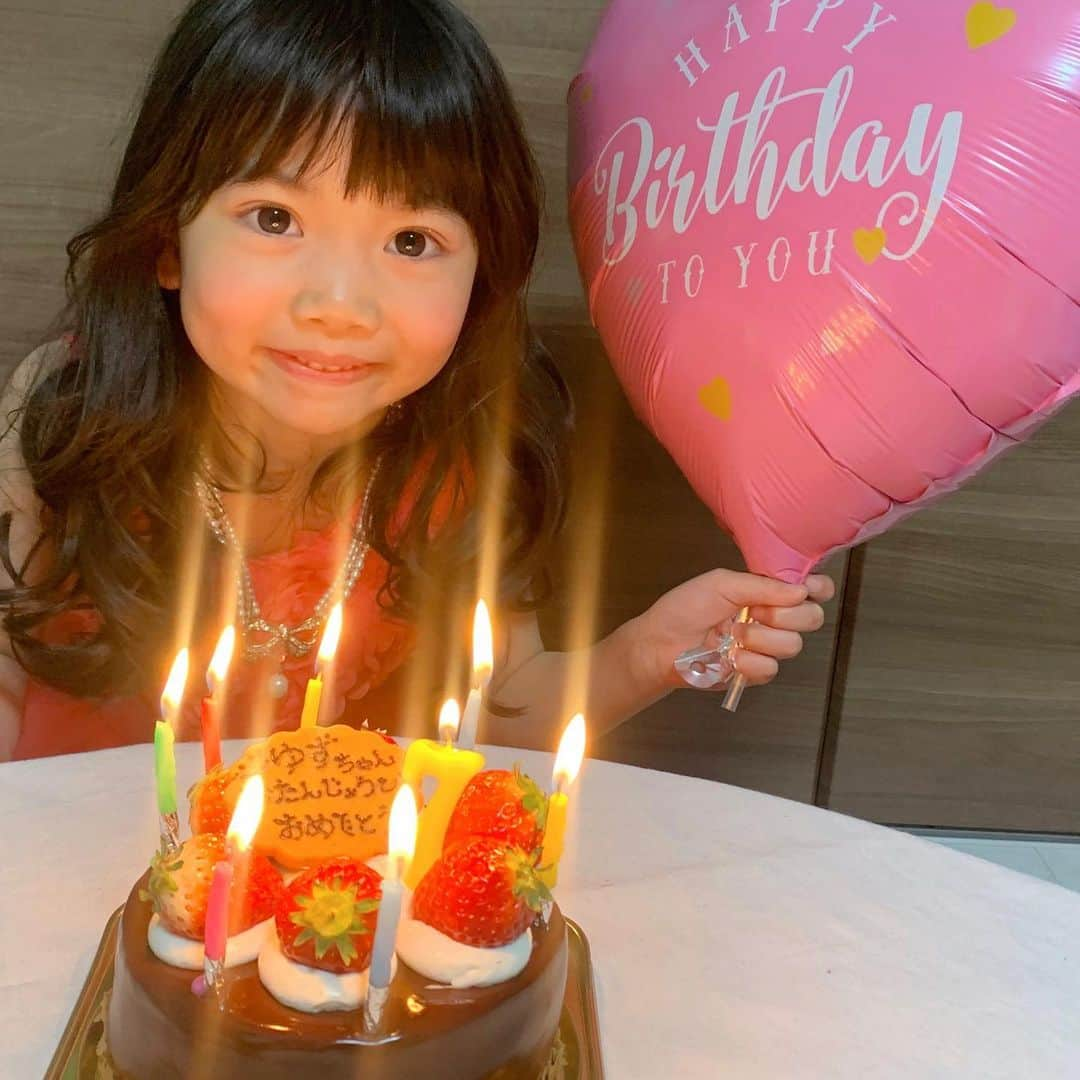 ともみさんのインスタグラム写真 - (ともみInstagram)「. ❤︎Happy birthday yuzu❤︎ . 7歳になりました👧✨ 何事も一生懸命がんばるゆず⑅︎◡̈︎* この一年もたくさん成長するんだろうな🥺❤︎ 大好きゆずちゃん❤︎ . . 4枚目の写真は生まれてすぐの👶 こんなに大きくなりました〜😭 #happybirthday #誕生日」2月26日 20時46分 - yuzu_haru_18