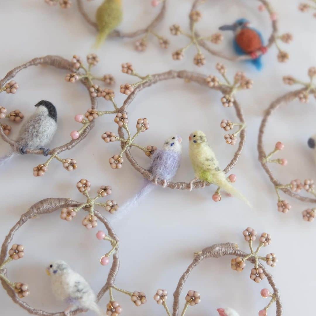 手紙社のインスタグラム：「【torikomono 岩田千種 個展「桜鳥の園」at 手紙舎 2nd STORY】 3月3日（水）から3月14日（日）までの期間、手紙舎 2nd STORYでは、羊毛小物作家のtorikomono 岩田千種さんの作品展を開催いたします。作家さんから、今回登場する作品の写真が届きました！　メインビジュアルにも登場した桜と鳥のブローチや、フクロウの吊るし飾り、ウグイスやメジロのピアス。どれも鳥の声が聞こえてきそうな愛らしさがつまっています。来週から始まる展示を、どうぞお楽しみに。  詳細は▶プロフィールページのリンク「手紙社公式webサイト」→「EVENT INFORMATION」→「torikomono 個展」へ﻿  #手紙社 #手紙舎 #手紙舎2ndSTORY #tegamisha #torikomono #birds #needlefelting #woolcraft #woolfelting #felted #feltart @torikomono」