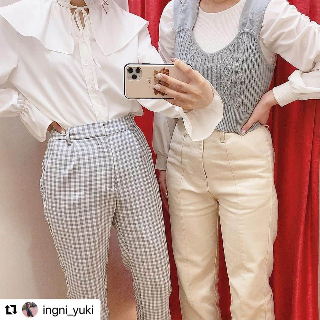 INGNI STOREさんのインスタグラム写真 - (INGNI STOREInstagram)「#Repost @ingni_yuki ・・・ ❤︎ 𝗹𝗶𝗻𝗸 𝗰𝗼𝗼𝗿𝗱𝗶𝗻𝗮𝘁𝗲🦥  ❁1211-930143 『 ケーブルビスチェ+パワショルトップスSET』  𝗽𝗿𝗶𝗰𝗲 ¥2,900+tax  ❁1211-330069 『 センターシームストレートパンツ』  𝗽𝗿𝗶𝗰𝗲 ¥2,990+tax  ❁1211-230398 『 デカ衿フリルBL』  𝗽𝗿𝗶𝗰𝗲 ¥2,450+tax  ❁1211-330011 『ギンガムセミフレアパンツ 』  𝗽𝗿𝗶𝗰𝗲 ¥2,900+tax  スタッフと着用の色味が似ていてパシャリ📸💓 アイボリー×サックス可愛くてオススメです💎 お友達とのリンクコーデに是非参考にしてみてくださいね🍭✨ ・ ・  #ingni #allamanda #ingnistore #staff #coordinate #followme #instalike #ootd #link #linkcode #twins #twinscode #cute #友達  #おそろい #コーデ #サントムーン柿田川 #お洒落さんと繋がりたい」2月26日 20時47分 - ingnistore