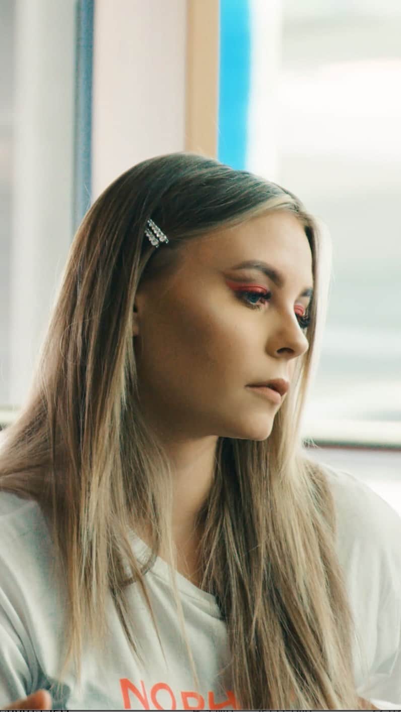 Dagi Beeのインスタグラム：「An IGTV Exklusive Series - produced by @beetiquestudios   In der dritten Folge von „BEHIND THE BRAND“ haben wir euch mit in ein sehr entscheidendes Meeting mit unserem früheren Einzelhandelspartner mitgenommen... etwas was ich euch so niemals gezeigt habe.. aber schaut selbst.  Jeden Freitag um 13 Uhr, werdet Ihr hier auf IGTV in 5 Folgen einen Einblick „BEHIND THE BRAND“ bekommen - wir zeigen euch ganz transparent, was alles gut aber auch schief gelaufen ist. Ihr werdet viel von mir sehen, was Ich so noch nie gezeigt oder jemals angesprochen habe… Aber das werdet Ihr Folge für Folge erfahren.  Ich hoffe Ihr freut euch & ein Riesen Dankeschön an alle die mitgewirkt haben 🖤」