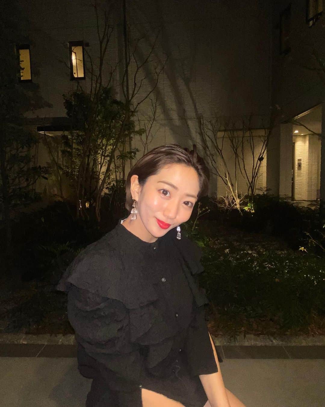 のインスタグラム：「こんばんは😊﻿ ﻿ 今日と明日の残り2回の投票となりました！﻿ 本当にミスコン生活終わっちゃうんだと…しみじみ感じてしまう…🥺﻿ ﻿ 私のミスコン生活支えてくださった皆様には感謝しかありません。最後の最後まで小川奏の応援もよろしくお願いします🌼  #ワンピース #ワンピースコーデ #モノトーンコーデ #モノトーン #カラーバッグ #ミニバック #ショートブーツ #ベージュカラー #ショートヘア #ショートカット #ヘアスタイル #サロモ #全身コーデ #被写体モデル#art #美術館好きな人と繋がりたい #美術館好き」