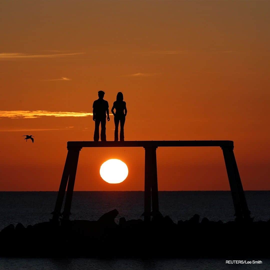 ABC Newsさんのインスタグラム写真 - (ABC NewsInstagram)「The sun rises in front of the statue entitled "Couple" by British artist Sean Henry in Newbiggin-by-the Sea, Northumberland, Britain. #sunrise #art」2月26日 21時00分 - abcnews