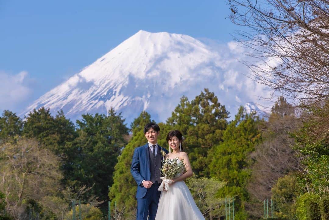 スタジオアクア浅草店さんのインスタグラム写真 - (スタジオアクア浅草店Instagram)「富士  地元の方からすると、"慣れ親しんだ近所の公園"という所も、意外と素晴らしい撮影スポットだったりするものです。  昨年の4月5日の静岡県富士市の某公園では、こんなに桜が咲き誇り、撮影終了間近にはシャイな富士山もチラっと顔を見せてくれました。  そう、富士さんはShyなんです。だから、雲に隠れて見えなくても、怒らないであげてください。 だって、彼が怒ったら日本は大変な事になりますから。  shot by koike hiroshi @koike.deco.ph  supported by  @marina.deco.hm  ご指名のご相談はお早めに🐕﻿ ﻿ - - - - - - - - - - - - - - - - - - - - - - -⠀﻿ デコルテフォトグループ公式アカウント⠀﻿ 👉 @decollte_weddingphoto ﻿ - - - - - - - - - - - - - - - - - - - - - - -⠀﻿ 🤵🏻オンライン相談会ご予約受付中👰🏻⠀﻿ スタジオAQUAのスタッフにオンライン相談が出来るようになりました。⠀﻿ 希望の日時を予約するだけでOK！⠀﻿ オンライン限定の特典もございます。ぜひお気軽にご利用くださいませ！⠀﻿ ⠀﻿ #wedding #bridal⠀﻿ #weddingphoto⠀﻿ #ウェディング⠀﻿ #ブライダル⠀﻿ #ブライダルフェア⠀﻿ #ウェディングフォト⠀﻿ #結婚式#結婚写真⠀﻿ #前撮り#後撮り⠀﻿ #撮る結婚式⠀﻿ #家族撮影﻿ #スタジオ撮影﻿ #結婚式準備⠀﻿ #風神雷神﻿ #2020夏婚﻿ #2020秋婚 ﻿ #プレ花嫁#卒花嫁⠀﻿ #ウェディングドレス⠀﻿ #ヘアメイク⠀﻿ #日本中の花嫁さんと繋がりたい⠀﻿ #日本中のプレ花嫁さんと繋がりたい」2月26日 20時59分 - studioaqua_asakusa