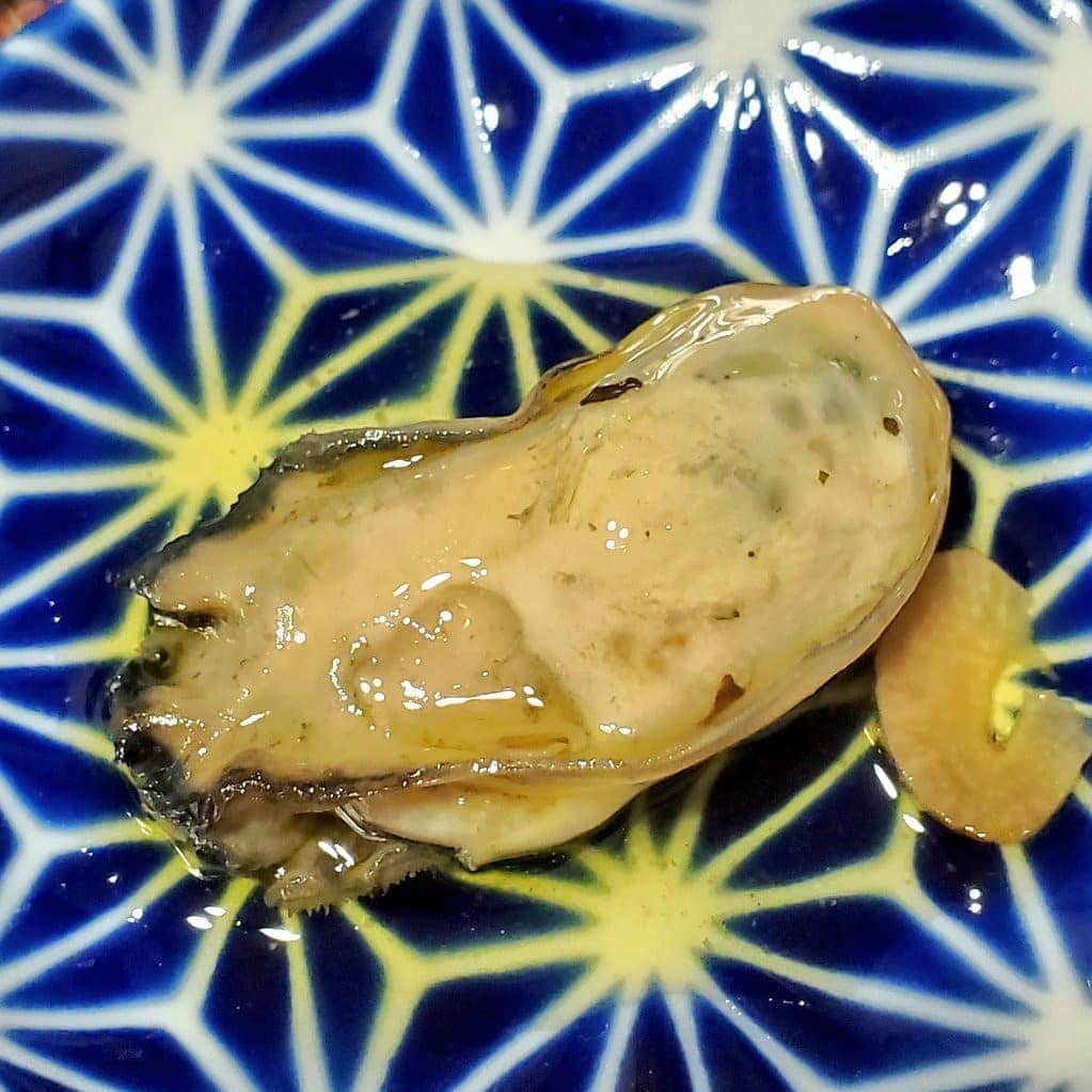 鈴木奈都さんのインスタグラム写真 - (鈴木奈都Instagram)「牡蠣のにんにくオイル漬けをツマミに♪ いくらでもいけちゃうなぁこりゃこりゃ  #おうちごはん #スーパー鮮魚売場芸人 #サバヨミキッチン #牡蠣」2月26日 20時59分 - suzukinatsu