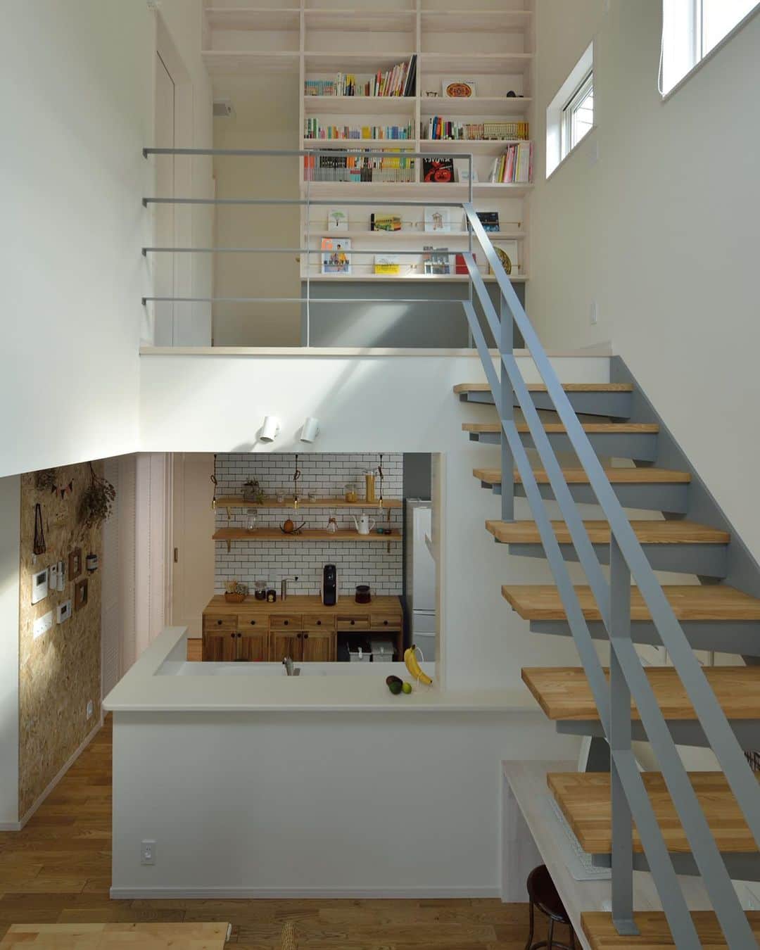 ルポハウス一級建築士事務所さんのインスタグラム写真 - (ルポハウス一級建築士事務所Instagram)「・ ・ ・ デザイン性の高い階段を上がると本棚がお目見え。 ・ 見せる収納と機能性を併せ持った、本との距離を近づける空間です。 ・ ・ ・ 𓐌𓐌𓐌𓐌𓐌𓐌𓐌𓐌𓐌𓐌𓐌𓐌𓐌𓐌𓐌𓐌𓐌𓐌  ルポハウスの施工事例はこちらまで☞ @reposhouse  𓐌𓐌𓐌𓐌𓐌𓐌𓐌𓐌𓐌𓐌𓐌𓐌𓐌𓐌𓐌𓐌𓐌𓐌 #ルポハウス は#ちょっとかっこいい家 を"友人のために" という思いでつくっています。 一生に一度の#マイホーム。 「あなたにしかできない」×「ルポハウスだからできる」で、 私たちだけの#家づくり を思いっきり楽しんでみませんか？！ ・ ・ ・ #住宅 #注文住宅 #新築一戸建て #住まい #シンプルな暮らし #デザイナーズ住宅 #外観 #一級建築士事務所 #設計事務所 #design #simple #滋賀 #大津 #草津#リビング階段 #階段インテリア #鉄骨階段 #見せる収納棚 #見せる本棚」2月26日 20時59分 - reposhouse