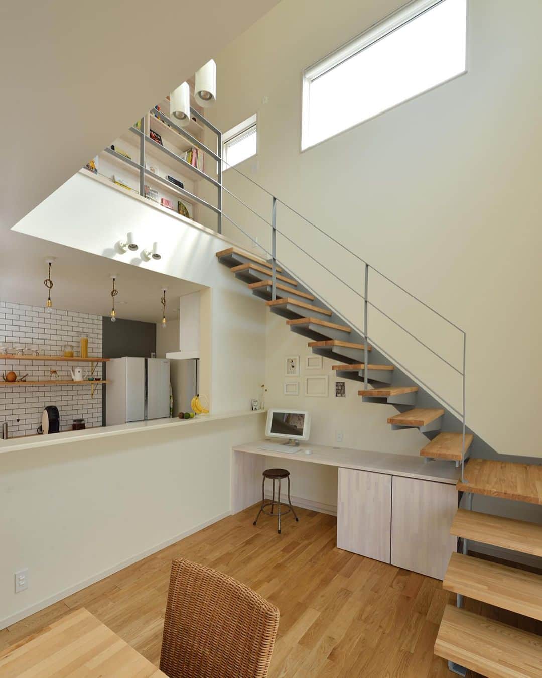 ルポハウス一級建築士事務所さんのインスタグラム写真 - (ルポハウス一級建築士事務所Instagram)「・ ・ ・ デザイン性の高い階段を上がると本棚がお目見え。 ・ 見せる収納と機能性を併せ持った、本との距離を近づける空間です。 ・ ・ ・ 𓐌𓐌𓐌𓐌𓐌𓐌𓐌𓐌𓐌𓐌𓐌𓐌𓐌𓐌𓐌𓐌𓐌𓐌  ルポハウスの施工事例はこちらまで☞ @reposhouse  𓐌𓐌𓐌𓐌𓐌𓐌𓐌𓐌𓐌𓐌𓐌𓐌𓐌𓐌𓐌𓐌𓐌𓐌 #ルポハウス は#ちょっとかっこいい家 を"友人のために" という思いでつくっています。 一生に一度の#マイホーム。 「あなたにしかできない」×「ルポハウスだからできる」で、 私たちだけの#家づくり を思いっきり楽しんでみませんか？！ ・ ・ ・ #住宅 #注文住宅 #新築一戸建て #住まい #シンプルな暮らし #デザイナーズ住宅 #外観 #一級建築士事務所 #設計事務所 #design #simple #滋賀 #大津 #草津#リビング階段 #階段インテリア #鉄骨階段 #見せる収納棚 #見せる本棚」2月26日 20時59分 - reposhouse