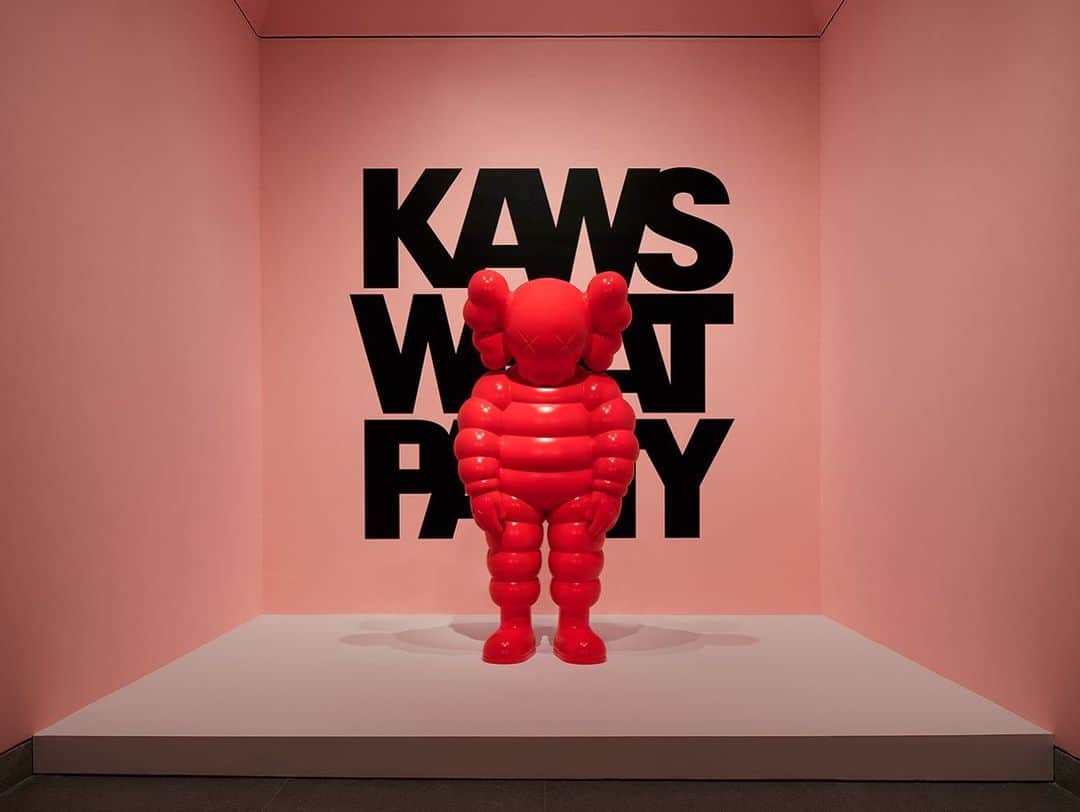 KAWSONEさんのインスタグラム写真 - (KAWSONEInstagram)「#KAWS #WHATPARTY curated by @eugenie.tsai opening #today at the @brooklynmuseum 📷 by @mikebiondophoto」2月26日 20時52分 - kaws