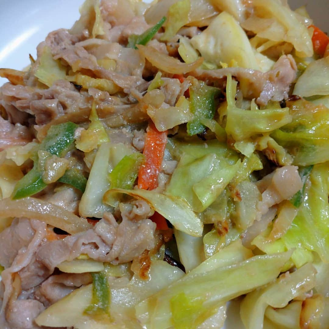 橋本和樹のインスタグラム：「本日のズボラ飯  豚バラと野菜の味噌炒め  ガツぽん酢 #ズボラ飯 #自炊飯 #ドケチ飯 #プロレスラーが作る飯 #酒飲みの味 #基本茶色 #基本酒飲み #ポン酢lover」