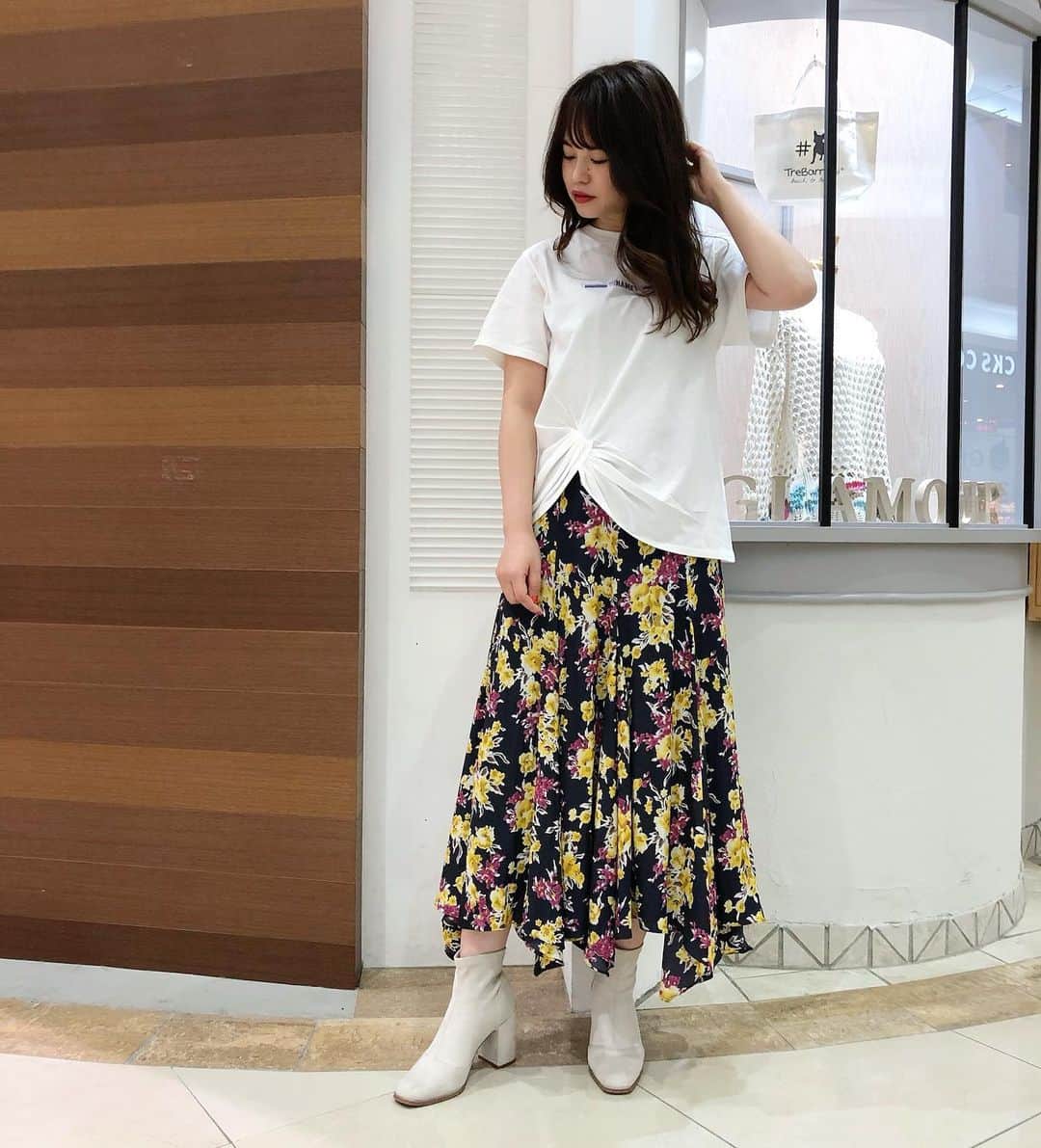 新谷美奈のインスタグラム：「Nina mew Spring Collection🌷﻿ ﻿ Nina mewの春といえば﻿ やっぱり花柄🌷🌼🌸💐﻿ これがなくっちゃ春がはじまらない🥰﻿ ﻿ この春の花柄は旬のエスカルゴシルエットに！﻿ エスカルゴのような渦巻き状の切り替えを入れ﻿🐌﻿ 優美な揺れを演出！﻿ 日本製だからこそ叶う上質な素材と﻿ 美しい縫製、シルエット。﻿ 店頭でぜひ手に取ってご覧下さいね🌷﻿ ﻿ Nina mew﻿ T-shirt ¥9,000+tax﻿ skirt ¥42,000+tax﻿ ﻿ @ninamew_official#Ninamew#ニーナミュウ#セレクトショップ#selectshop」