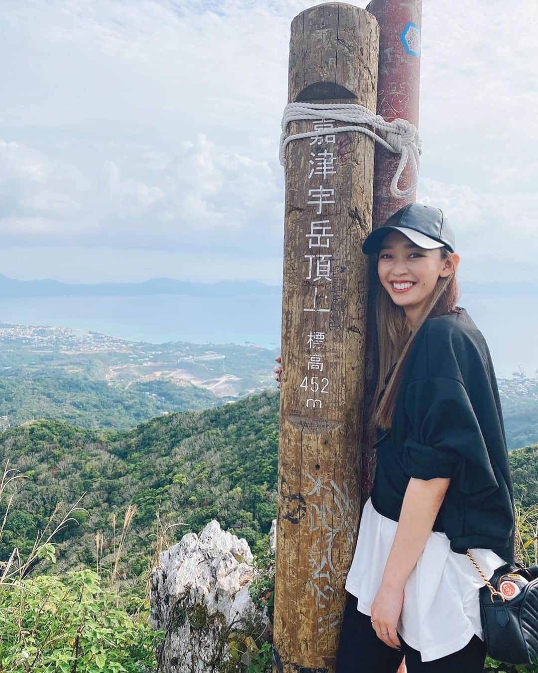 DJ SHERY（小坂早紀）のインスタグラム：「⛰🌄🌊☀️🚶‍♀️  #嘉津宇岳  #山登り #沖縄 #沖縄旅 #名護 #自然 #自然会 #山頂 #インスタ映え  #映え旅 #okinawa  #hiking #次の日の筋肉痛えぐい」