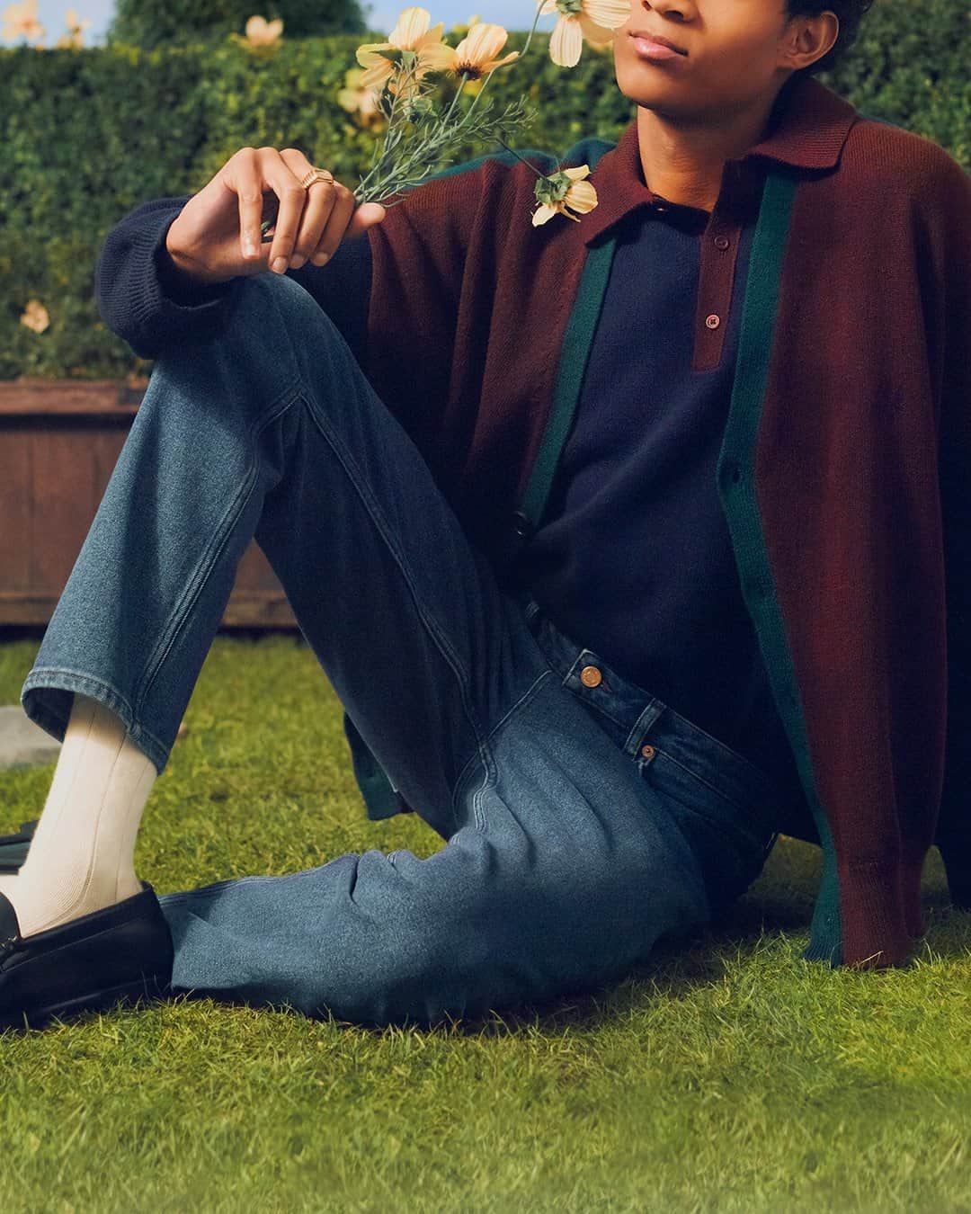MR PORTERのインスタグラム：「Budding flower blossoms, the smell of freshly cut grass, and plenty of new menswear to enjoy: find out why we’re full of the joys of spring in on MR PORTER (Link in bio) #MRPORTER  Shop the story: LOEWE - Logo-Embroidered Colour-Block Wool Cardigan LOEWE - Logo-Embroidered Colour-Block Wool Polo Shirt NN07 - Johnny Denim Jeans G.H. Bass & Co. - Weejuns Heritage Lincoln Horsebit Leather Loafers」