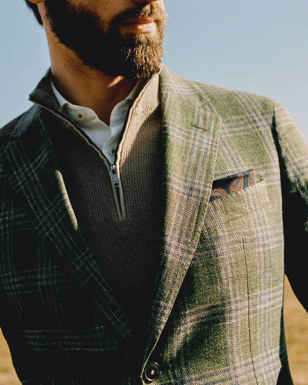 ハケットのインスタグラム：「Our 2-1 blazer comes with a detachable nylon bib which is easily removed when temperatures rise. A versatile piece adapted to a man’s needs #STAYHackett #NewCollection」
