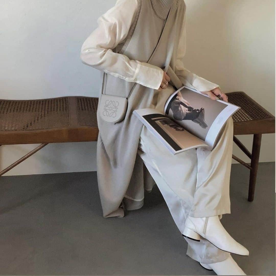 MINEのインスタグラム：「. . . 着回し力抜群なニットロングベスト✨ 秋冬もニットベストが流行りましたが春は薄手ニットで引き続き人気😍 ２wayタイプが万能ですね！ . all fashion @cft__official bag @loewe . アイテムの詳細はアカウントをチェック♡ ＠akina_sakamoto128 さん 素敵なコーデの紹介ありがとうございます！ . . ♡コーデ募集♡ お気に入りのコーデに #mineby3mootd #mineプチプラ部 のハッシュタグ をつけて投稿してください💕﻿ 投稿していただいた中から選ばれた投稿はMINEの記事や広告、MINE公式インスタグラムにてご紹介させてもらいます！ あなたもMINEに載れるかも😍 . . #mineby3mootd #mineプチプラ部 #プチプラコーデ #mineアイテム部 #きょコ #今日のコーデ #お洒落さんと繋がりたい #コーデ記録 #大人カジュアル #大人シンプルコーデ #大人シンプル #シンプルコーデ #秋冬 #秋冬コーデ #冬コーデ #春コーデ #ニットベスト #ロングベスト #2wayニットベスト #レイヤード #ベージュコーデ」