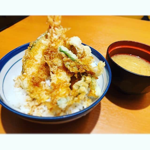 七瀬遥のインスタグラム：「久しぶりに天丼〜🍤🥢 思ったより軽くて✨美味しかった😋💖 美味しいものは 体にも心にも 栄養を与えてくれるね😉❤️  今日は、この天丼の写真に🤣  『無条件の愛と祝福のエネルギー💖』  が流れるように設定しました👍 良かったら受け取ってくださいね🤗✨  「受け取る」と意図してもらうだけで流れるように設定しています✨  #天丼#美味しい#栄養#delicious#happy #fun#good#friend#family#happy#love#happiness#good#smile#tokyo#japan」