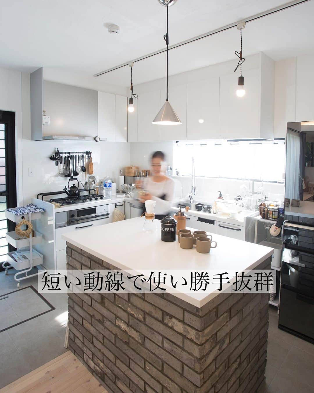homelife 夢を叶える暮らし方のインスタグラム：「【アイランドキッチン】 . L字キッチンにアイランドテーブルで作業スペース広々！！ パンやお菓子作りもできます😆 家族みんなで焼きたてパンで朝食なんて素敵ですね✨ . こちらのお家はアーキホームライフのお施主様邸の施工写真です。 その他の施工写真は、 @homelife_gallery のURLからご覧いただけます。 . 家づくりの資料請求はコチラから @homelife_shiryou . .  #新築﻿ #注文住宅﻿ #家づくり﻿ #新築一戸建て﻿ #新居﻿ #自由設計﻿ #空間デザイン﻿ #戸建て﻿ #おしゃれな家 #L字キッチン #アイランドテーブル  #キッチンカウンター #キッチン雑貨 #キッチン家電」