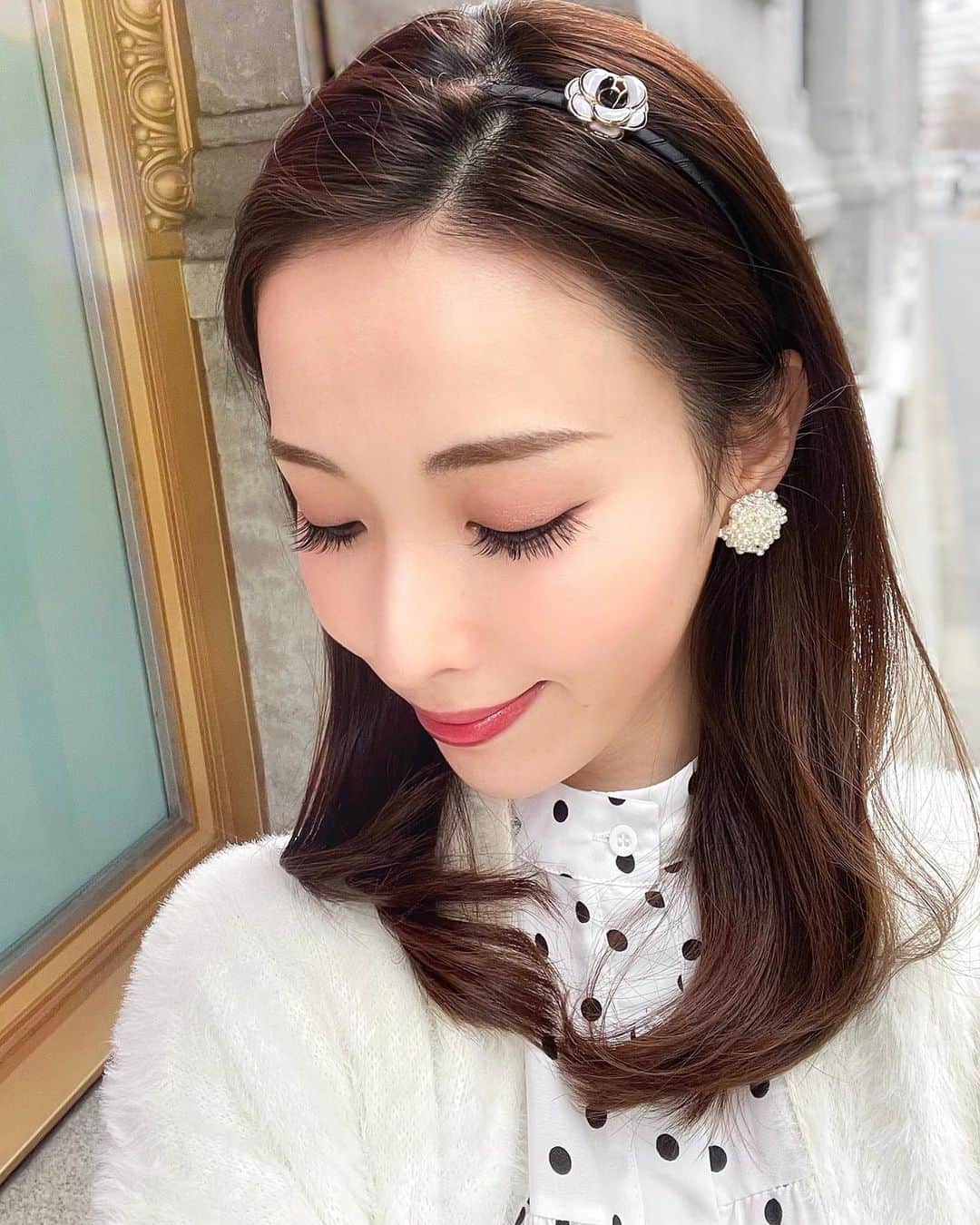 瀬戸早妃のインスタグラム：「マツエクのメンテナンスで💖@eyecandy_omotesando  @eyecandyhifu さんへ🚶‍♀️ . マツエク初心者の方にもおすすめの #グードラッシュ とっても長持ちするので、普段忙しくてあまり頻繁にサロンに行けない方にも…🙆‍♀️💗 . 私の投稿を見て、行ってきましたー🙌とご報告してくださる方が多くてとっっても嬉しいです😍✨ 私のデザインにつきましての詳細は、お店にお問い合わせ頂けたらと思います♫ . ☑︎cordinate all @montresorsaki  カメリアカチューシャ.本日発売です🌷 . #eyecandy #eyecandy表参道 #マツエク #まつ毛エクステ #美容day #美容 #綺麗になりたい #beautysalon」