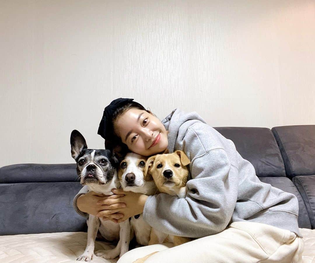のインスタグラム：「넷이 함께하는 마지막 기록 ❤️」