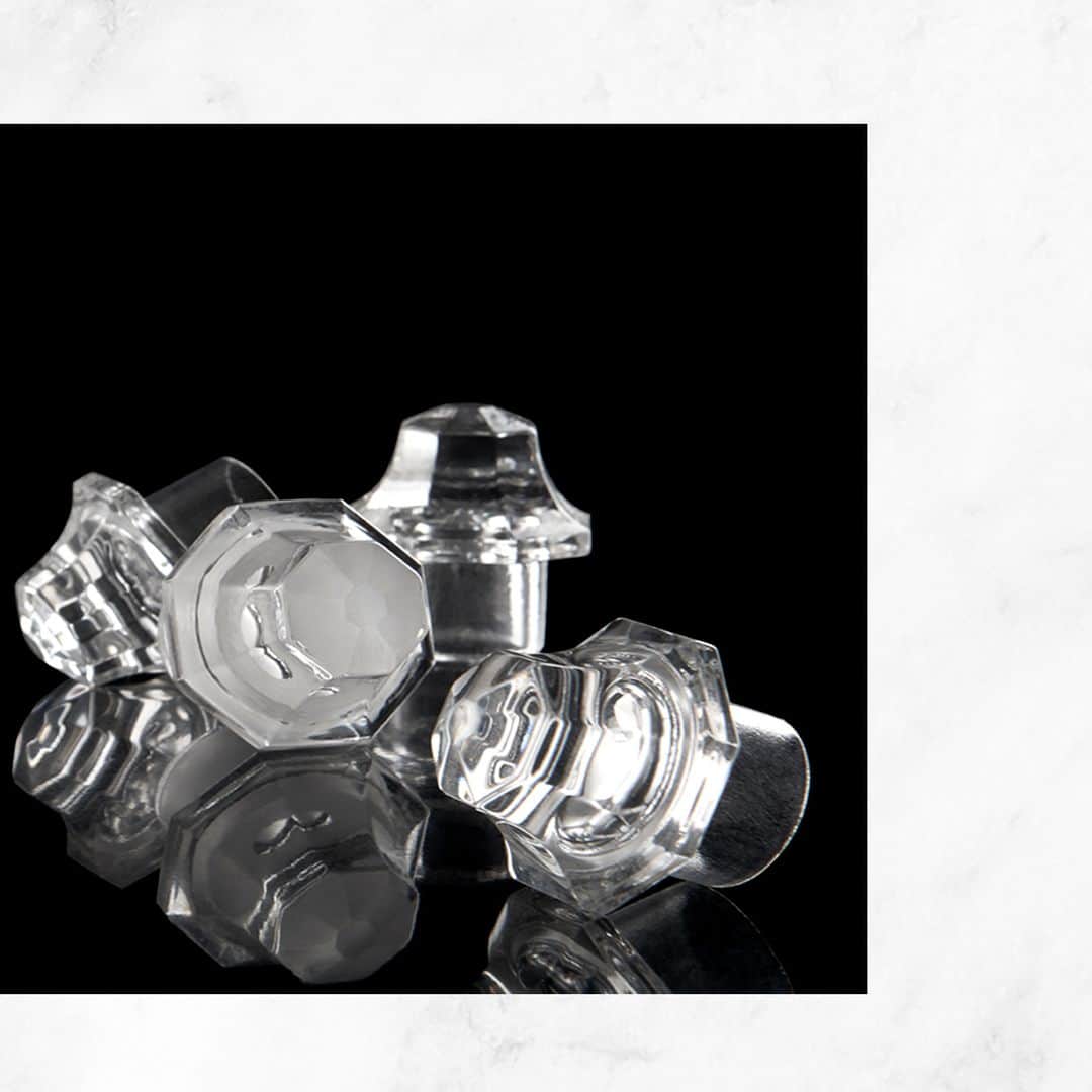 アクアディパルマのインスタグラム：「The crystal caps that embellish the bottles of Note di Colonia are unique pieces.⁣ #craftsmanship⁣ .⁣ #acquadiparma #notedicolonia #note」